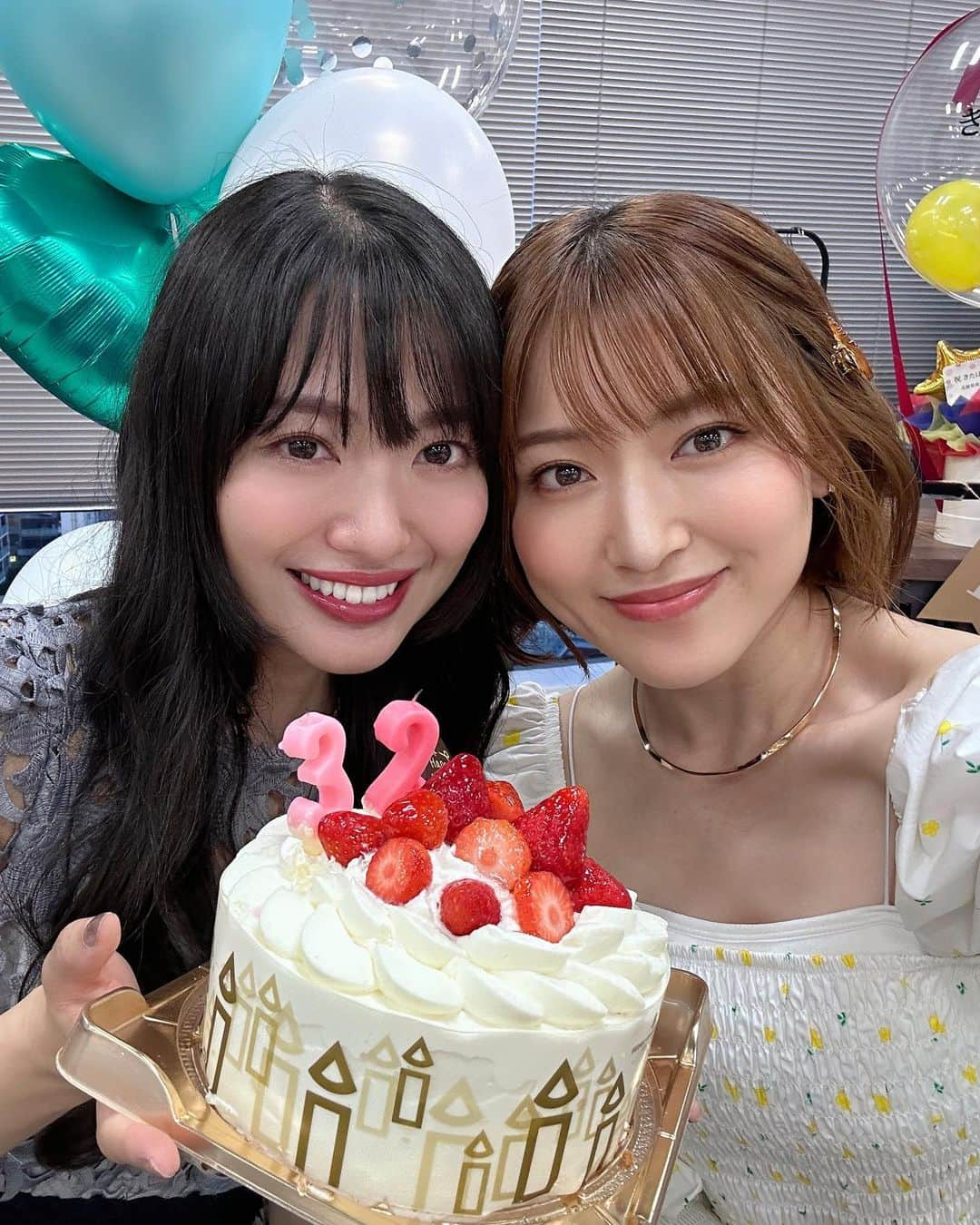 内田眞由美さんのインスタグラム写真 - (内田眞由美Instagram)「里英ちゃんbirthday event🪽  MCとして参加させて頂きました🐱 誕生日当日にファンの方にお祝いしてもらえている里英ちゃんを間近で見ることができて嬉しかったです😊  友人としても女優としても尊敬する里英ちゃん、今後の活躍に期待です〜🙌🏻✨  衣装は @enter_the_e さん 環境に配慮した服のみを取り扱っているブランドです🌱‬  #sponsored   差し入れで頂いたアイムドーナツも美味しかった…🥹🍩   #北原里英生誕祭2023  #5期の絆」6月25日 8時19分 - mayumi_mmm_