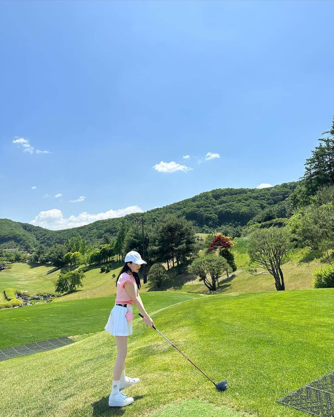 谷亜沙子さんのインスタグラム写真 - (谷亜沙子Instagram)「ゴルフ行きたいな⛳️🏌️‍♀️☀️  1枚目は白眼じゃないよ👀笑笑  ピンクのウェアお気に入り❤︎ @lenucu_official   #golf #골프」6月25日 8時20分 - asyakodayo