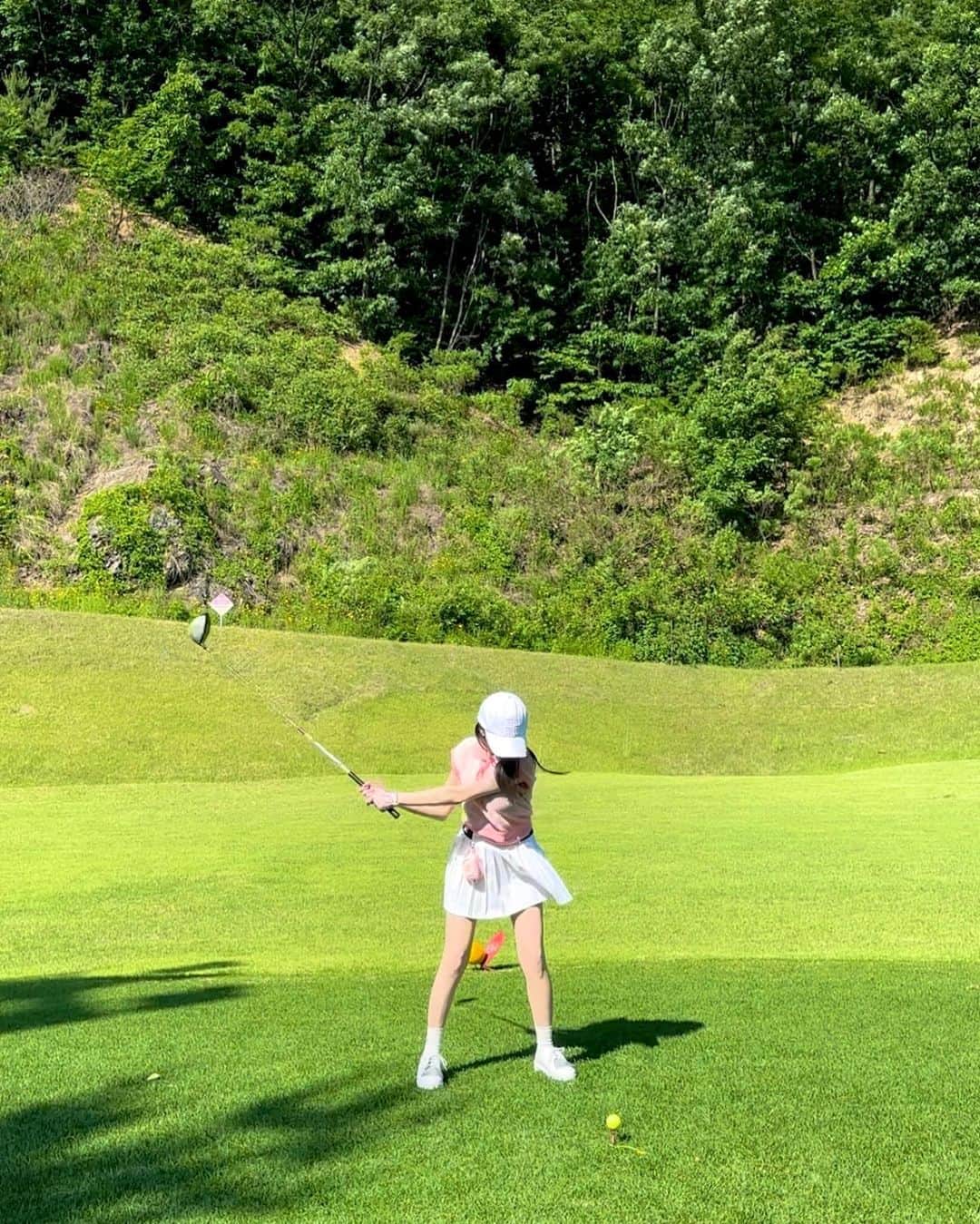 谷亜沙子さんのインスタグラム写真 - (谷亜沙子Instagram)「ゴルフ行きたいな⛳️🏌️‍♀️☀️  1枚目は白眼じゃないよ👀笑笑  ピンクのウェアお気に入り❤︎ @lenucu_official   #golf #골프」6月25日 8時20分 - asyakodayo