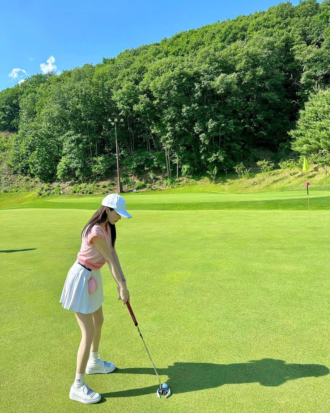 谷亜沙子さんのインスタグラム写真 - (谷亜沙子Instagram)「ゴルフ行きたいな⛳️🏌️‍♀️☀️  1枚目は白眼じゃないよ👀笑笑  ピンクのウェアお気に入り❤︎ @lenucu_official   #golf #골프」6月25日 8時20分 - asyakodayo