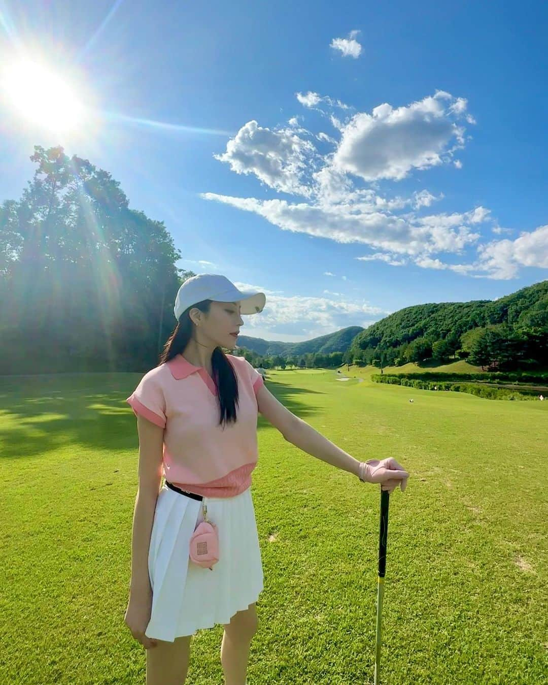 谷亜沙子のインスタグラム：「ゴルフ行きたいな⛳️🏌️‍♀️☀️  1枚目は白眼じゃないよ👀笑笑  ピンクのウェアお気に入り❤︎ @lenucu_official   #golf #골프」