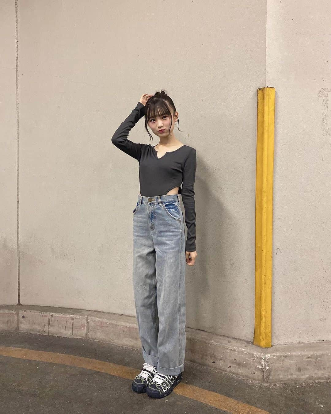 新澤菜央さんのインスタグラム写真 - (新澤菜央Instagram)「たまにするアップヘアーはお好みですか？ 🩶 ⠀ ⠀  スニーカー かわいくて キュンです 🫰🏻  #彼女の私服がかわいい #低身長コーデ #sサイズコーデ #156cm #骨格ウェーブ #ブルベ夏メイク #お団子ヘア #ヘアアレンジ #黒髪 #スニーカー女子 #スニーカーコーデ #モアテン #nike #nike #ナイキ #moretempoup #デニムコーデ #ボディースーツ #カジュアルコーデ #ニットコーデ #ootd」6月27日 20時20分 - _shinshin_48