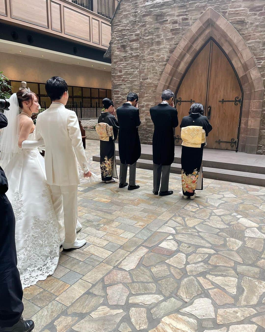ホテルモントレグラスミア大阪 ブライダルのインスタグラム：「ファミリーミート🤭 おふたりの晴れ姿を一番に親御様へ☺️ 振り返られた親御様の表情には、きっと今までの色んな思い出が溢れた瞬間だったと思います🥹この日は父の日😌 お父様へ日頃の感謝をお伝えされました😊 スタッフも温かい雰囲気に、ご家族と同じ気持ちで見守ってしまいました☺️💕  #ホテルモントレグラスミア大阪　 #グラスミア大阪  #ホテルモントレ　 #モントレウェディング　 #結婚式 #結婚式写真 #大阪結婚式場 #ホテルウェディング　 #プレ花嫁 　 #ブライダルフェア 　 #プレ花嫁さんとつながりたい」