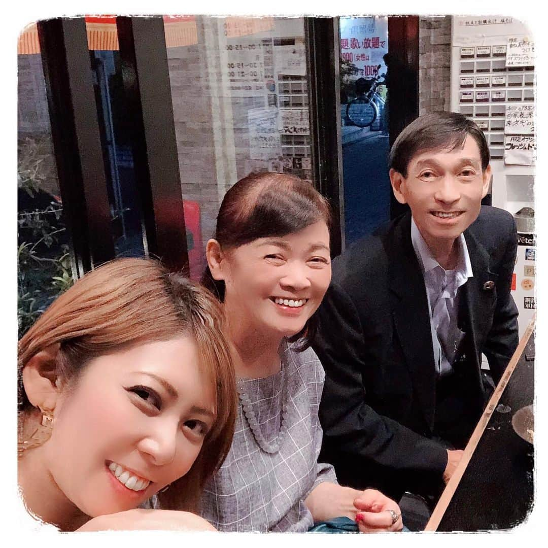 川野友美さんのインスタグラム写真 - (川野友美Instagram)「いつも満席なおでんと唐揚げのお店をご紹介❤️ パパとママを誘って行ってきました✨  ⁡ 「食堂ゆりこ」　@dagashi_enichi  ⁡ ⁡ おでん食べ放題　500円 唐揚げ食べ放題　500円 ⁡ 激安すぎる😍 ⁡ 鶏白湯おでんがめちゃくちゃ美味しい🤭 優しいお味で汁がシミシミ😋 食べ放題なんて贅沢ー！ ⁡ ⁡ 他の料理も美味しくて色々食べちゃった👍 お酒も生ビールや生レモンサワー、ハイボール、日本酒までいただきました✨ 安いし美味しいし最高でした❤️❤️ ⁡ ⁡ 埼京線十条駅の裏路地にある気さくな優しいお兄さんが切り盛りしているお店✨ 昼間はラーメン屋さんの場所を営業時間外に間借りして始めたんだって！ 鶏白湯おでん、ぜひみんなにも食べてもらいたいー😁 ⁡ ⁡ 人気らしく、いつも満席みたいなので、行く際は前もって予約することをおすすめします☺️ また行きたいな✨ ⁡ ⁡ ⁡ ⁡ ⁡ ⁡ ⁡ #食堂ゆりこ  #十条居酒屋 #鶏白湯おでん #東京おでん #東京居酒屋 #PR #今日のコーデ #ootd #今日のコーディネート #39grammer #インスタグラマー  #公式サンキュグラマー #男の子ママ  #二児ママ  #2人育児  #兄弟  #model  #プチプラ #オシャレさんと繋がりたい  #写真好きな人と繋がりたい  #料理好きな人とつながりたい  #犬好きと繋がりたい #撮影依頼募集 #フリーモデル #撮影モデル #ママモデル #サロンモデル #shooting #japan #world」6月25日 8時25分 - mamatomochi