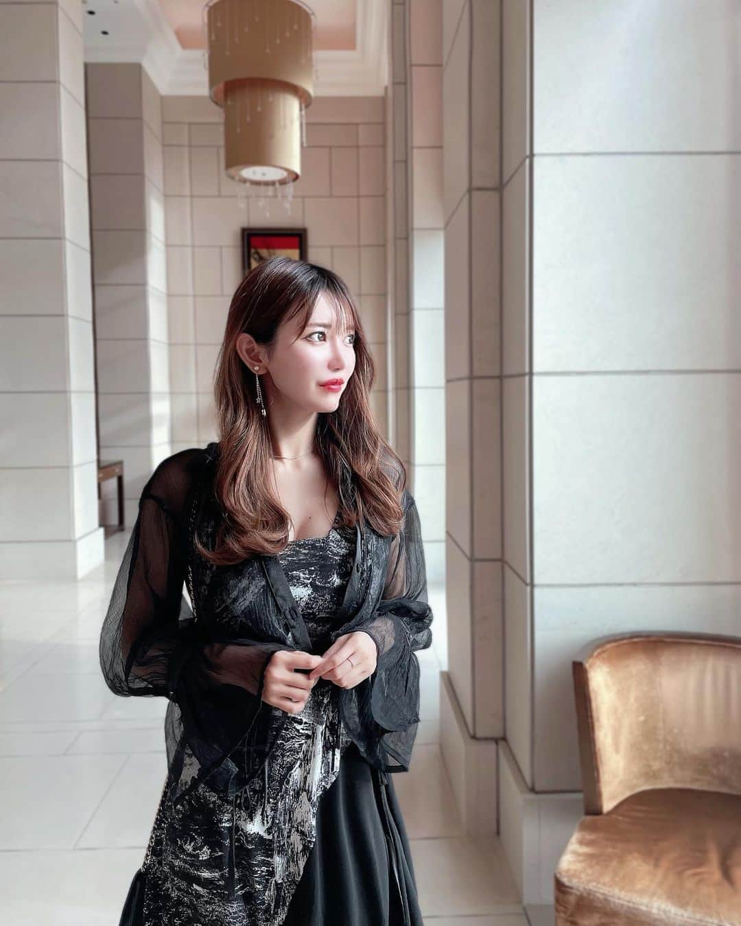 のインスタグラム：「＼fashion👗／ ⁡ 最近お気に入りの褒められワンピ🖤 ⁡ キャミワンピとシースルーシャツがセットなの😎 ⁡ ⁡ スリットも深めで少しセクシーなのも良い👠 ⁡ 他にも韓国ファッション好きな方におすすめな お洋服がたくさんあったので見てみてね！ ⁡ ▶︎ @heenie.heenie  ⁡ ⁡ #今日のコーデ#ワンピース#韓国ファッション #heenieheenie #高身長コーデ #高身長女子 #ブラックコーデ #デートコーデ #大人コーデ #セントレジス大阪」