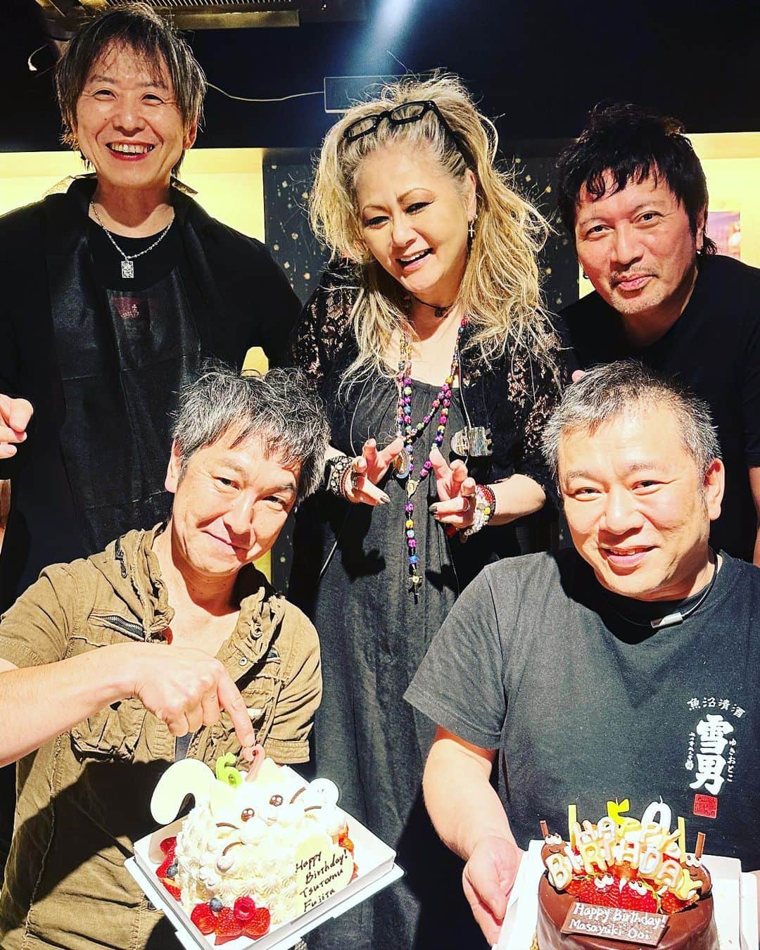 JILLのインスタグラム：「札幌サプライズ😳 6/21スタッフ大井バースデー🎂 6/21PERSONZ結成日🎂 6/26藤田勉バースデー🎂  を、まとめてのお祝い サプライズを致しました👍  なぜか、 大谷さん〜のエンジェルスを PERSONZに置き換えたイラストは ライブ当日午前中にホテルで 私が描いた物なり。  PERSONZに天使の輪が かかっているよ。  ニコニコが消えない 素晴らしい夜でした。  #勉さんは6-26がバースデー #勉さん61なのにケーキは62になっていた！ #6月24日_札幌CUBE GARDEN —————————————- PERSONZ「I AM THE BEST TOUR」 6月18日_高知県立県民文化ホール グリーンホール 6月24日_札幌CUBE GARDEN 7月02日_ヒューリックホール東京 7月22日-仙台rensaホール 7月23日_函館金森ホール 8月04日_名古屋ダイアモンドホール 8月05日_大阪クラブクワトロ 8月11日_新潟LOTS 8月12日_高崎芸術劇場スタジオシアター 8月26日_福岡電気みらいホール —————————————-  #jillpersonz  #personz  #youtubepersonzチャンネル #note  #jillpersonz  #エアプレ #JILLプレ #ラジオ高崎 #三味線jill屋」