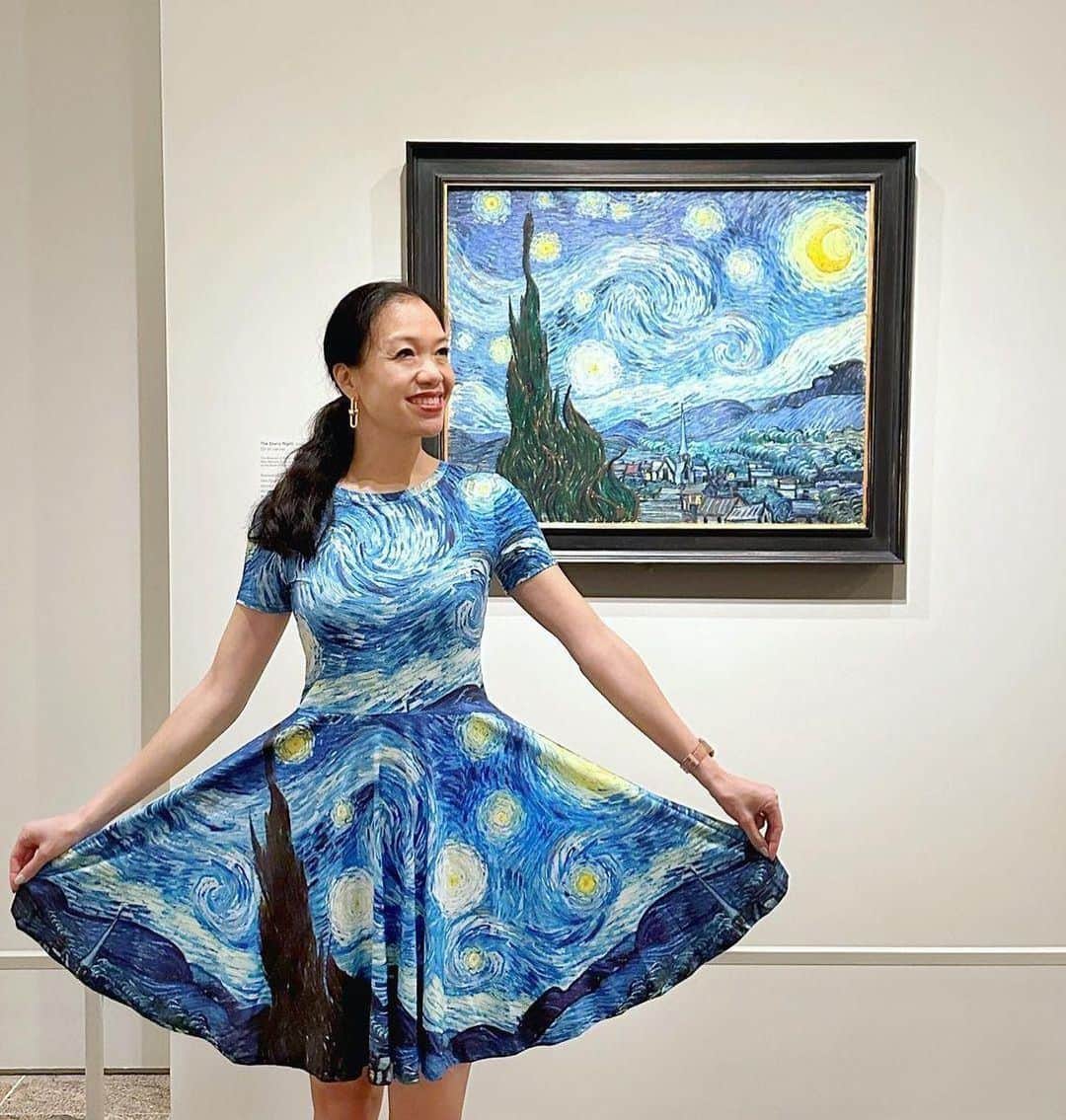 のインスタグラム：「Dress-spiration? G-art-ments? Van Goght-fit? Whatever bad pun you want to use, we love when life intimates art ✨   For the first time since 1901, Vincent van Gogh’s mesmerizing nocturnal scene “The Starry Night” is on view alongside his "Wheat Field with Cypresses” from The Met collection. Both works highlight Van Gogh’s concerted effort to tackle the massive, flame-like cypress tree during his time at the asylum in Saint-Rémy.  See both iconic paintings on display in “Van Gogh’s Cypresses” through August 27.  What cypress work by Van Gogh inspires you most? Tell us in the comments — and don’t forget to tag us and share your favorite moments in the exhibition using #VanGoghCypresses. 🌳 #CypressSaturday  📸 @carlapshen  🎨 Vincent van Gogh (Dutch, 1853–1890). The Starry Night, 1889. Oil on canvas. The Museum of Modern Art, New York. Acquired through the Lillie P. Bliss Bequest (by exchange), 1941.」