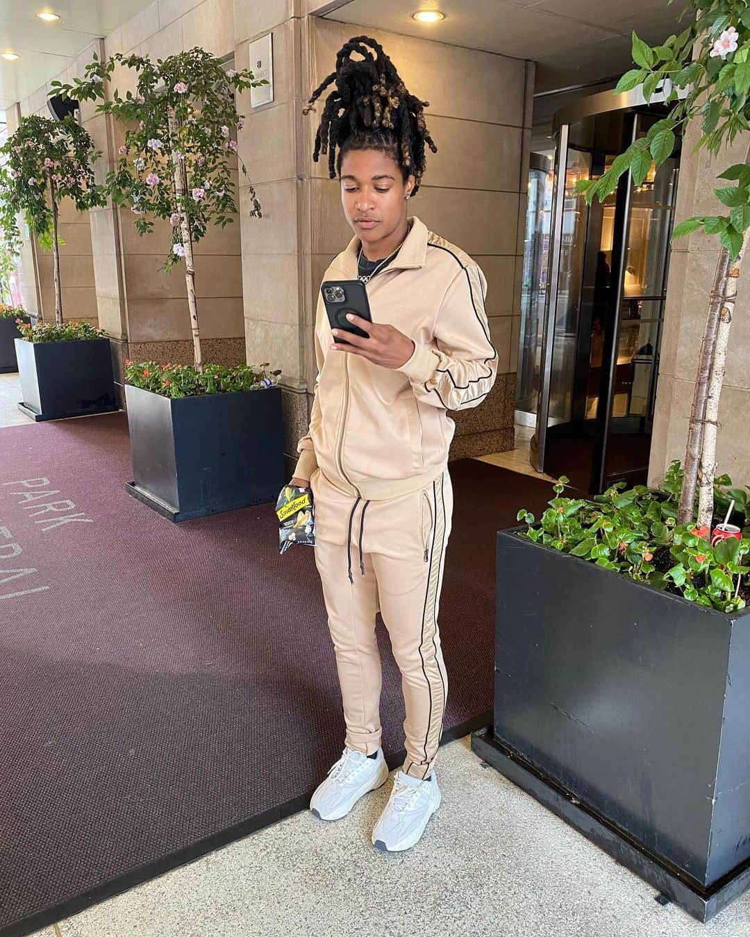 アレア・ホッブズのインスタグラム：「🤎」