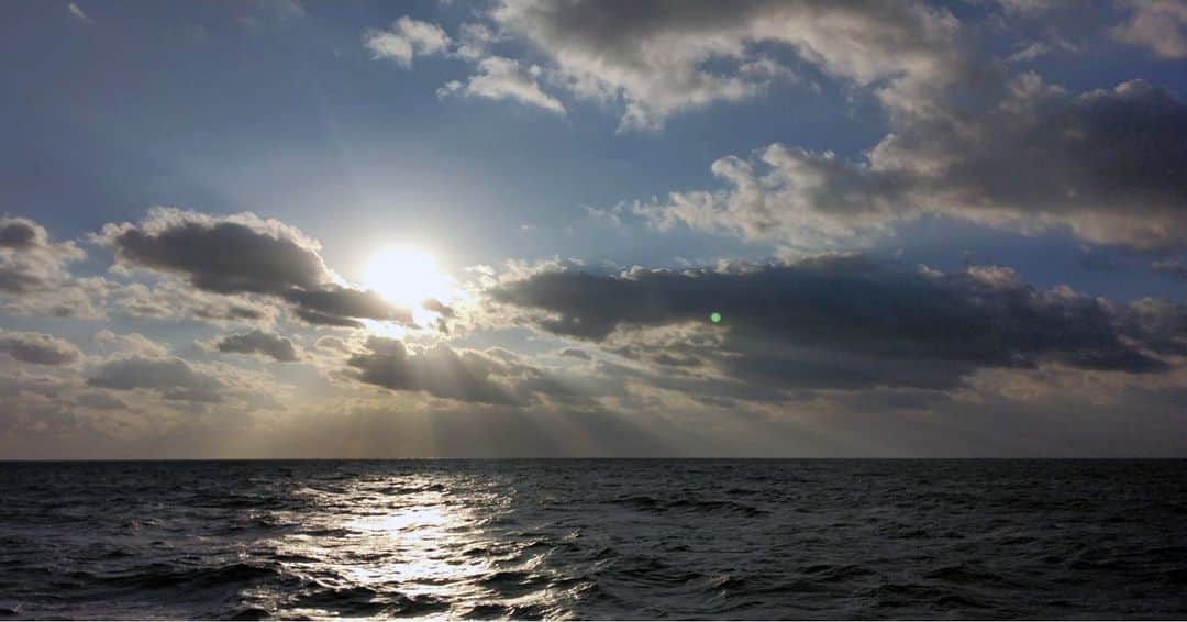 海上自衛隊さんのインスタグラム写真 - (海上自衛隊Instagram)「まるで自衛艦旗を彷彿とさせる光景に、思わずシャッターを切りました。  皆さま素敵な日曜日をお過ごしください。  #自衛艦旗 #光のカーテン ＃写真好きな人と繫がりたい  #海自 #潜水艦 #けんりゅう」6月25日 9時00分 - jmsdf_pr