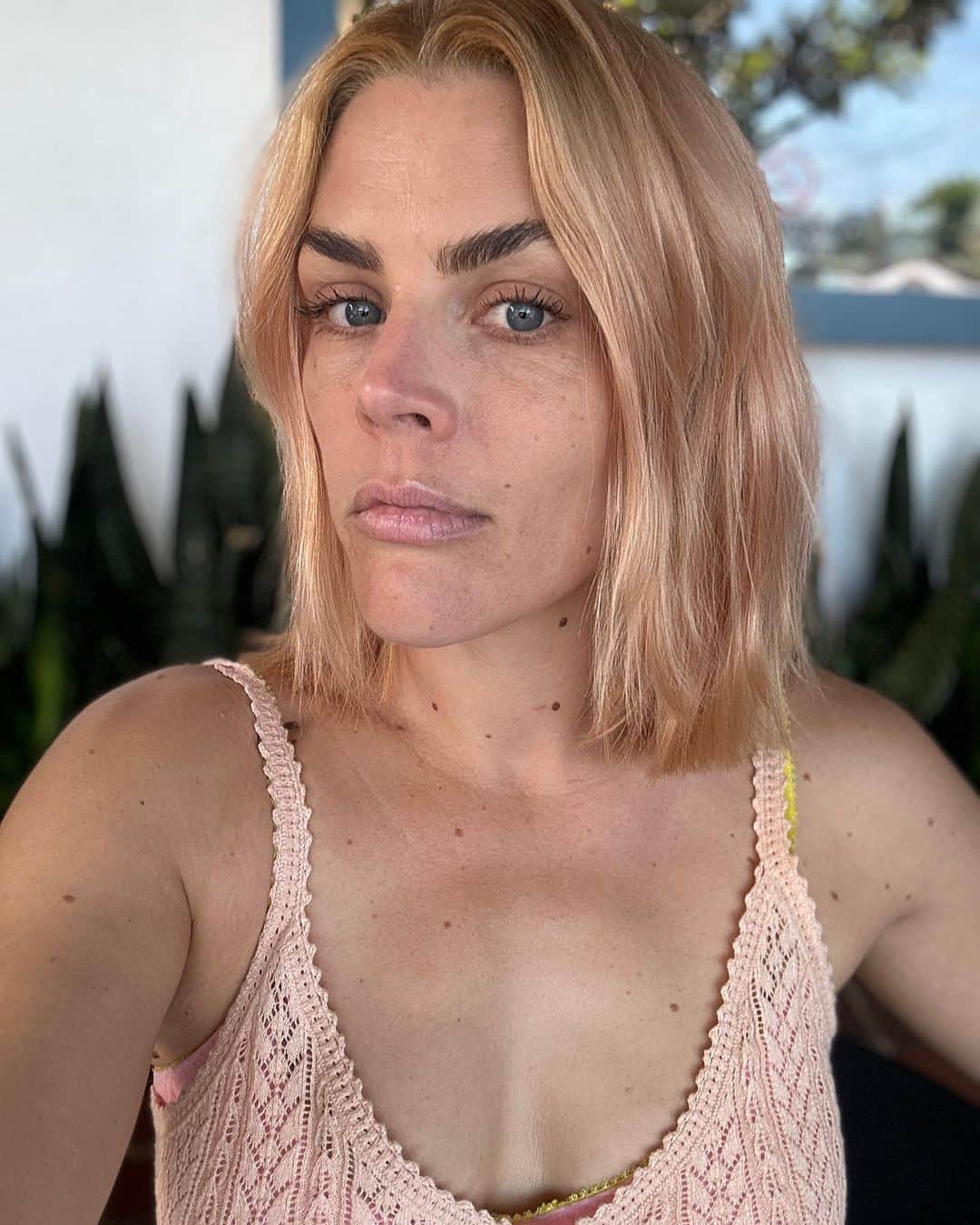 ビジー・フィリップスのインスタグラム：「Gina isn’t the only one who got her hairs cut.」