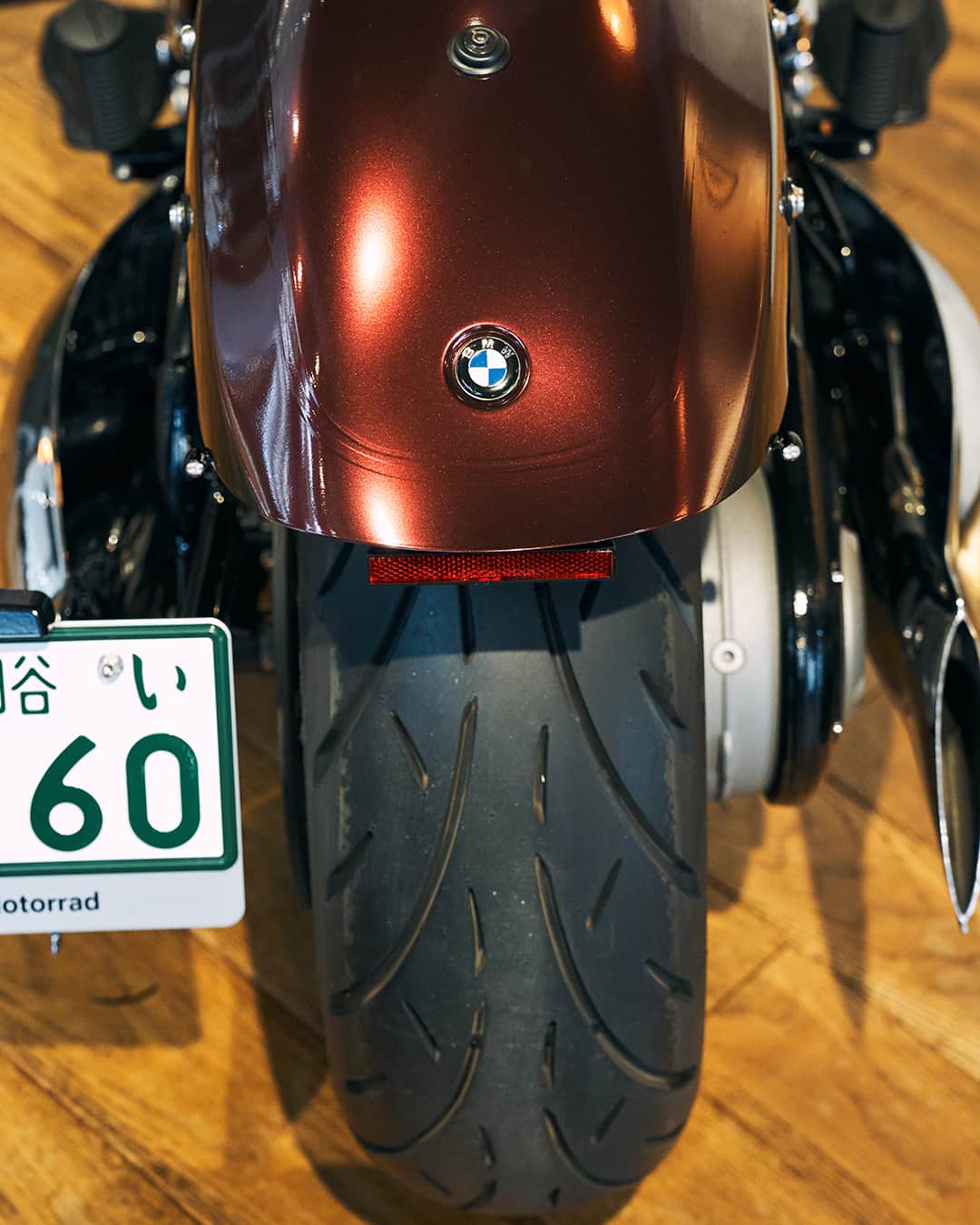 BMW Motorrad Japanさんのインスタグラム写真 - (BMW Motorrad JapanInstagram)「BMW Motorradが世界規模で開催する BMW R 18カスタムコンテスト。  このイベントには日本からもカスタムバイクがエントリーしています。今回紹介するのは、東京のモトラッド世田谷が製作したBMW R 18です。  ドラッグストリップを駆けぬけるスポーティなイメージを打ち出した車両は、タイトなドラッグバーを収めるためにブレーキとクラッチの油圧ラインをワンオフしたほか、リアには200サイズのタイヤをチョイスして迫力のリアエンドを演出。さらにラッピングによる美しいカラーリングも見所の1台です。  車両の詳細はBMW Motorrad Japanの特設Webサイトでも公開中です。  #MakeLifeARide #SoulFuel #BMWMotorrad #R18CustomContest #BMWR18 #CustomBike #Custom #BMWモトラッド #BMWR18カスタムコンテスト #駆けぬける歓び #モトラッド世田谷 #カスタムバイク」6月25日 9時00分 - bmwmotorradjapan