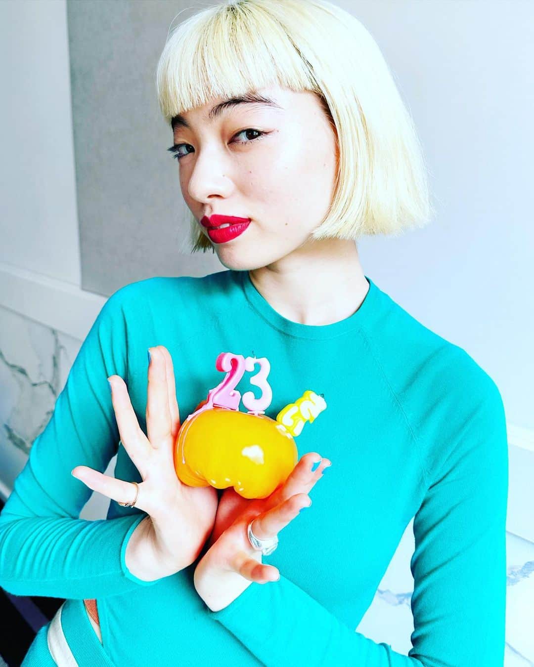 アオイヤマダのインスタグラム：「23歳になりました。🍅 母、父、 私を産んでくれてありがとう！ これからも、愛する人と、支えて下さっている皆様と、沢山の出会いと人生を歩んでいきたいです。 引き続き、 どうぞ宜しくお願い致します！　  アオイヤマダ  カンヌで長久さんや愛印の皆様がお祝いして下さいました、ありがとうございました😊」