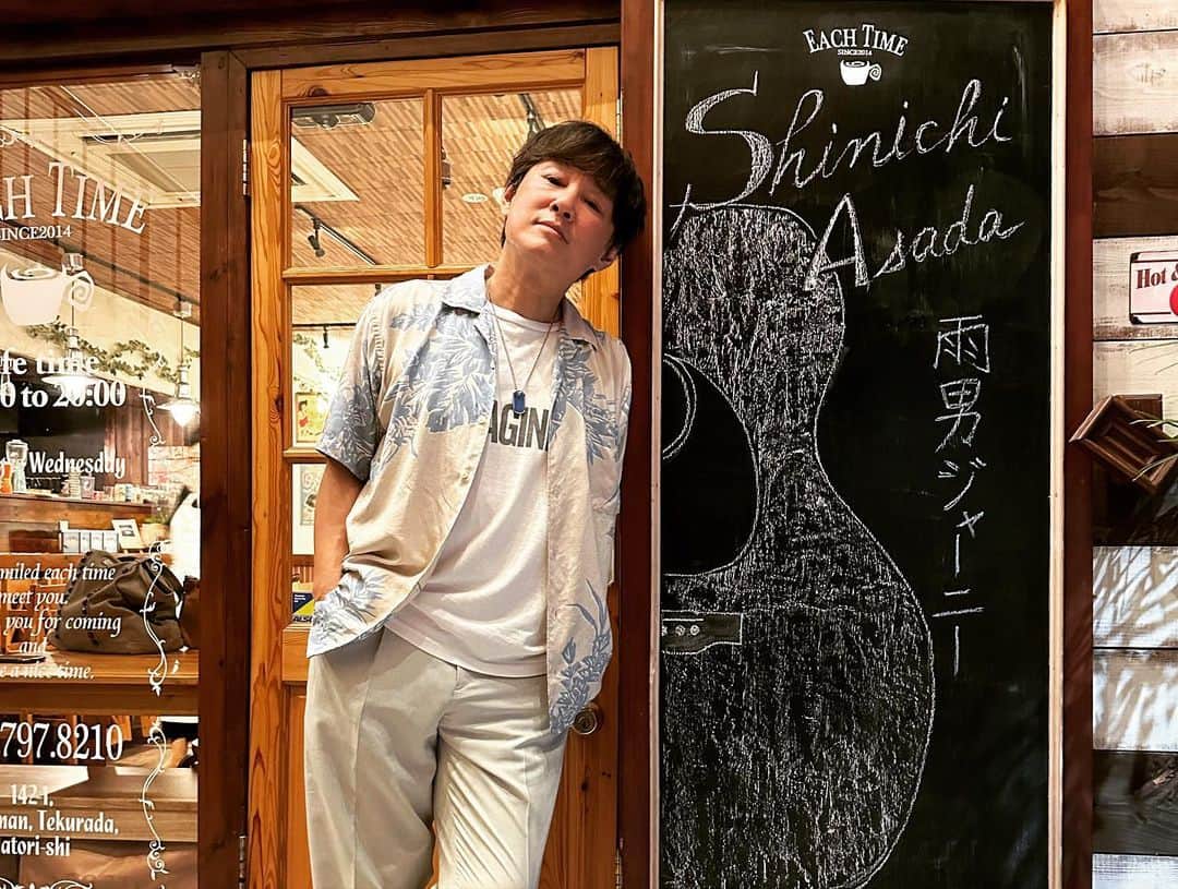 浅田信一のインスタグラム：「雨男ジャーニー@EACH TIME お店の居心地の良さとヒロさんPAの安心感、そしてほぼ満員のお客さん。友達のミュージシャン達も駆けつけてくれて。暖かい雰囲気の中、雨男ジャーニーもあっという間に折り返し地点を通過。（少し寂しい。）  今この時は一度きり！ 今日の仙台も思い切り楽しみます！ それでは会場で！」