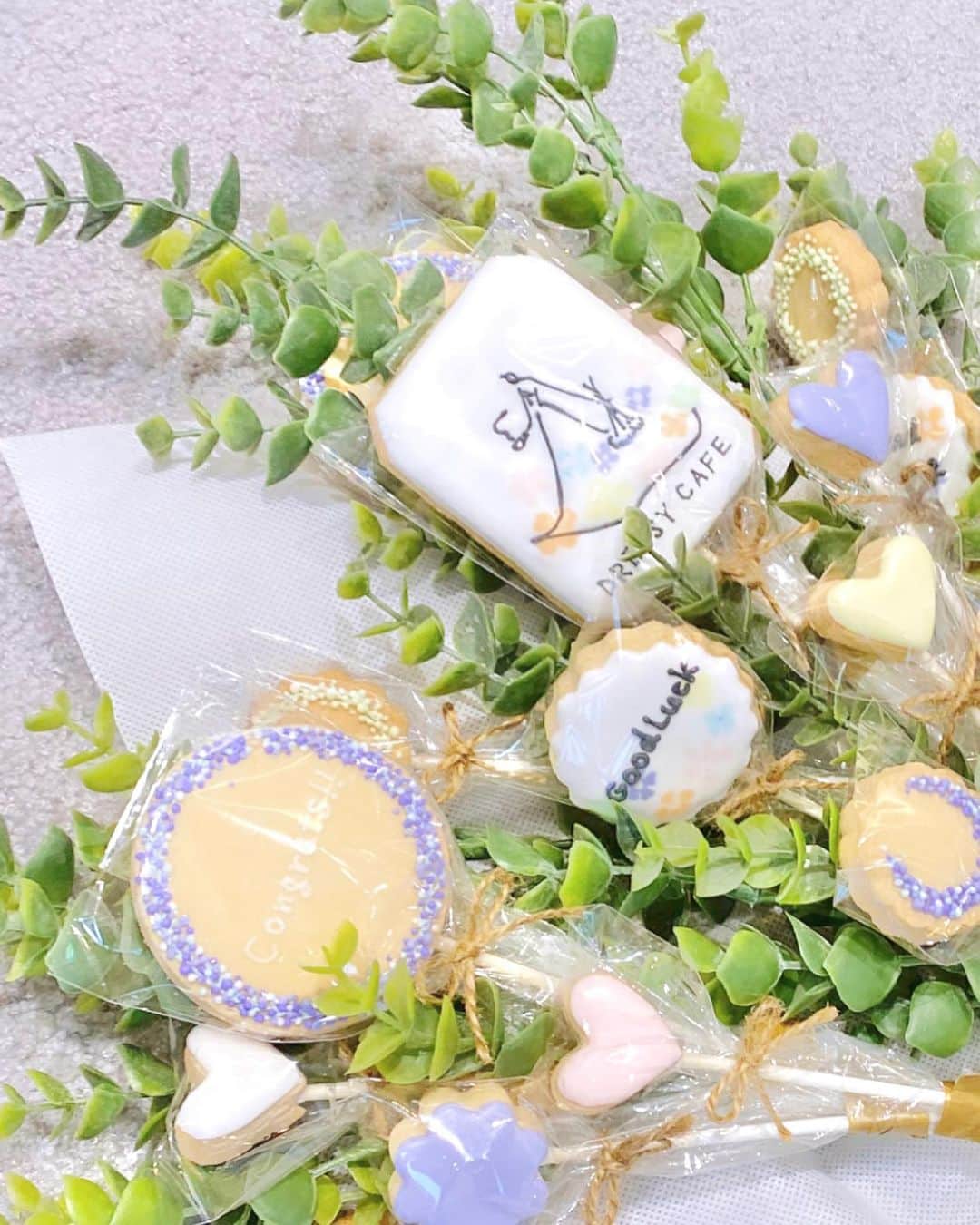 Dressy編集長 ♡miiのインスタグラム：「@dressycafe_nagoya の オープンのお祝いに兄夫婦がくれたクッキーブーケ💐🍪とってもとってもとってもカワイイ🤍花嫁さんのイラストも書いてある、すごい🥺🥺🥺💐#DRESSYCAFE  #アイシングクッキー #クッキーブーケ  #時差投稿シリーズ」
