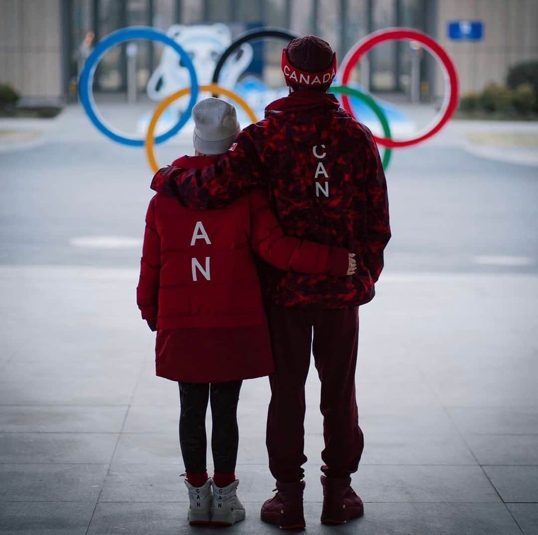 カーステン・ムーア＝タワーズさんのインスタグラム写真 - (カーステン・ムーア＝タワーズInstagram)「As young as 7 years old, my only dream was to go to the Olympics. I had hoped to go in 2010, as evidenced by the last photo. As it would turn out, I wasn’t quite ready 😝 Some things I wish I knew, pre-Olympics:  ~ The little things are actually the big things. Enjoy them! ~ Pace yourself. It’s a 3.5 week marathon. There is enough time to see and do everything. ~ Nobody really cares what you’re doing or how you’re doing it. Do your best with what you know right now. Similarly, no one is paying attention to what you’re eating in the cafeteria. ~ Write things down. All the things. You will not remember as much as you think. ~ Lean in to the ‘noise.’ It’s not going anywhere. ~ Put your phone down. No one is ever going to watch 800 videos of opening ceremonies. The feeling doesn’t translate anyway. ~ Meet people from other sports! Different athlete perspectives are interesting and you might learn something. ~ You are not too cool for the village arcade. ~ Canada house is the sh*t. ~ Use the resources available to you. Everybody wants to help! ~ Take an extra minute on the ice for reflection. You did the thing!  I recently found the letter pictured in the last photo at my parents’ house. It was in an envelope titled ‘DO NOT OPEN UNTIL 2010’ 🤦🏼‍♀️. I had to blur out a section of it because it is SO cringe 😅.   Keep dreaming and Happy Olympic Day!  Kirsten Moore-Towers (age 30, turning 31 in July 2023🤣)」6月25日 9時15分 - kirsten_mt