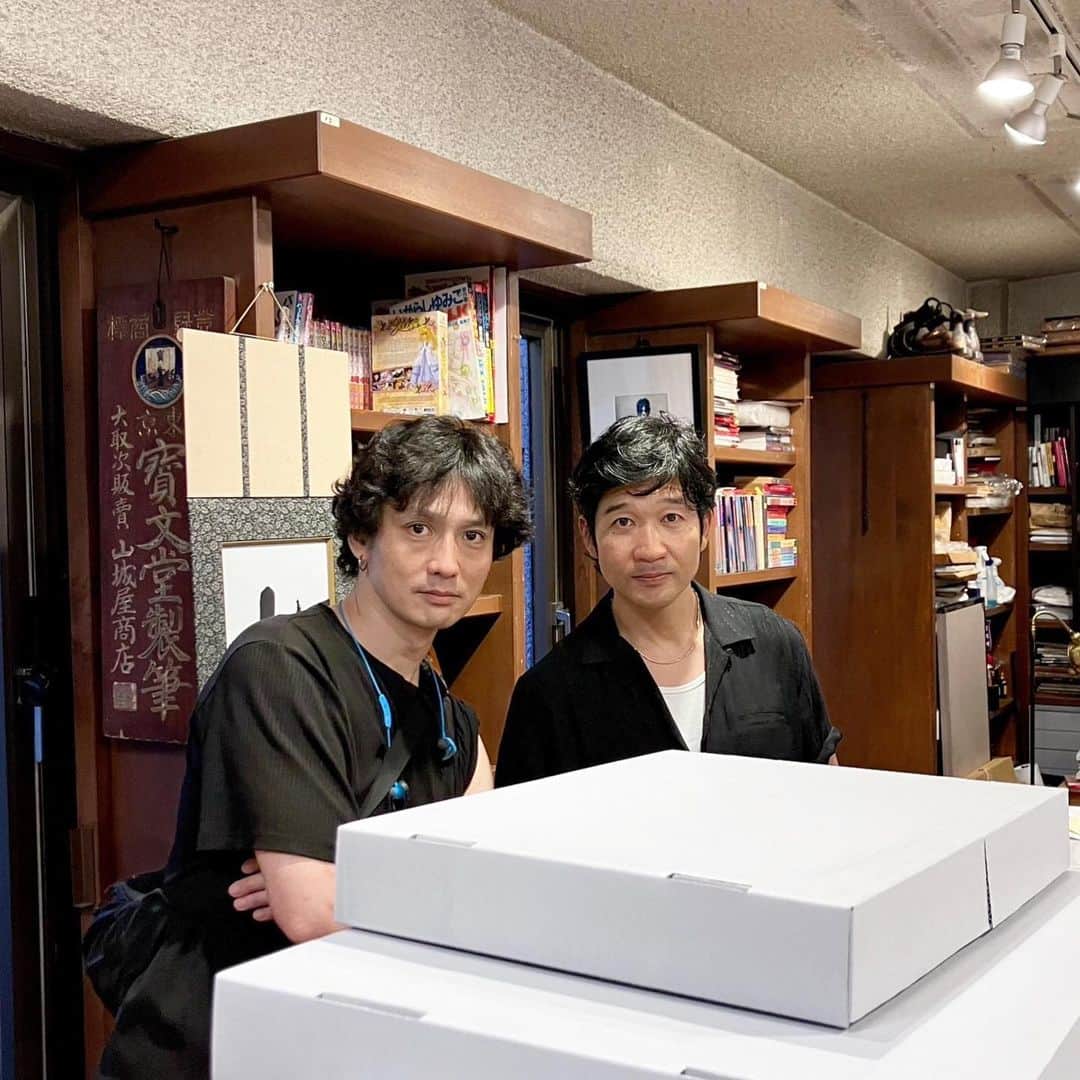 松山智一のインスタグラム：「神保町📖散策。紙が香る♨️ With  @kalaguru77ma @takahirookazawa 📷 @kiri_okuyama @komiyama_tokyo @kenseiyabuno」