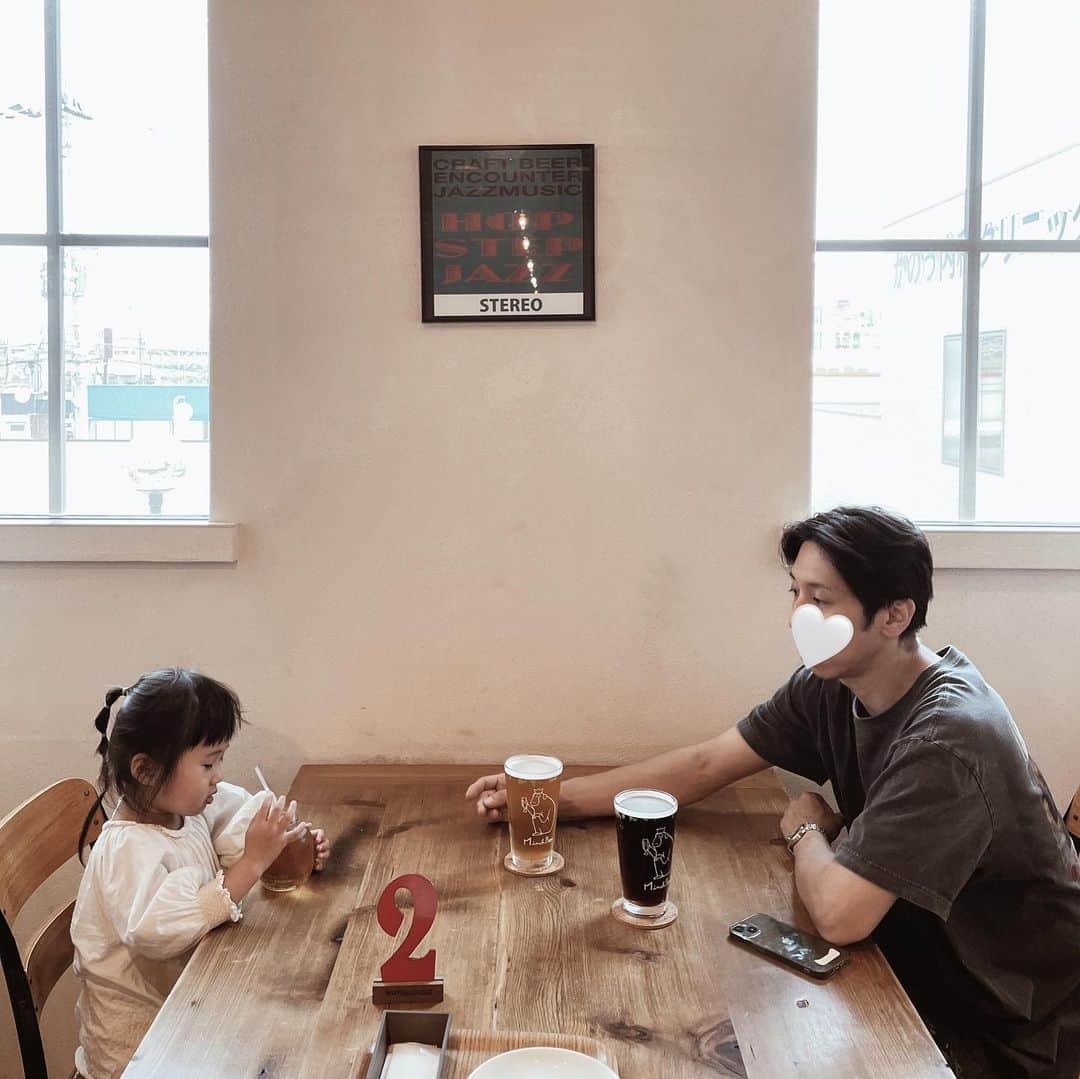 yuiのインスタグラム：「Happy Father’s Day 👧🏽👨🏻🤍  先週は父の日&夫の誕生日。 積極的に子育ても頑張ってくれて いつもおいしい料理を作ってくれて← 感謝してます🥂 この日はパパ感謝デーと称して、 パパの行きたいところへ オールわたしのおごりでおもてなし💁🏼 おみやげにビール4本と グラスまで買ってあげたよ。笑 (誕生日プレゼントはまた別途😅)  たまたま母の日と私の誕生日も近いので 母の日は、ママ感謝デーしてもらったからお返し🤲🏼 今年でちょうど結婚10年。 持ちつ持たれつ、これからもそんな関係で🥂」