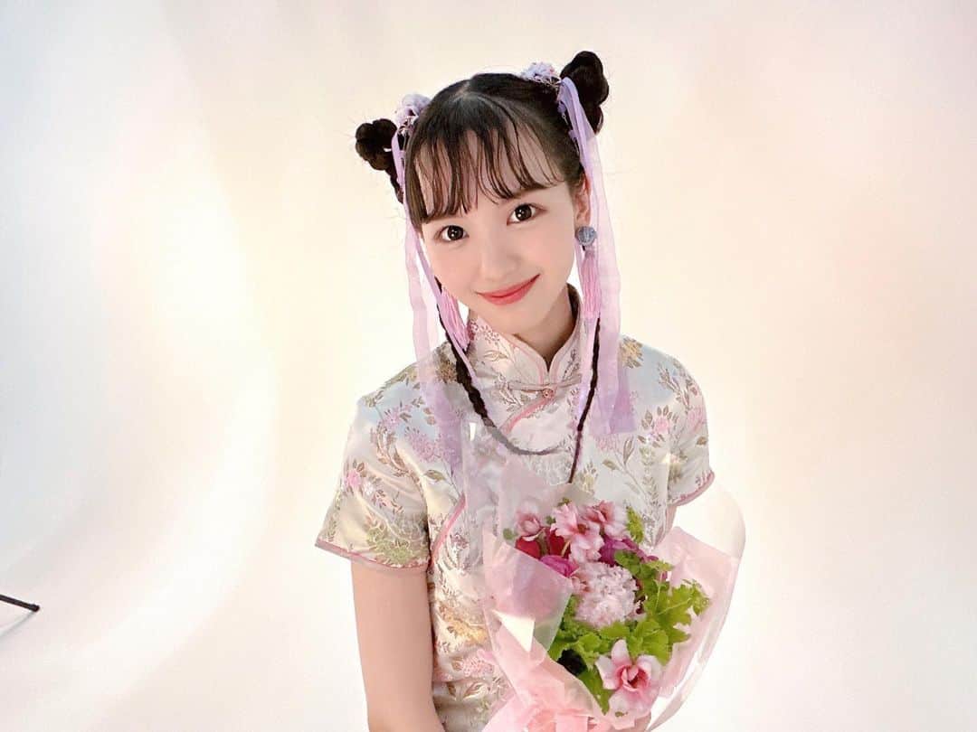のインスタグラム：「𓂃𓈒𓏸 ⁡ ･ ･ ⁡ チャイナおーちゃん🇨🇳🐼❤️ ⁡ この日はメイクも髪型も メイクさんにオールお任せしたので 雰囲気がいつもと違うね૮⸝⸝o̴̶̷᷄ ·̫ o̴̶̷̥᷅⸝⸝ა ⁡ ･ ･  #チャイナドレス #チャイナ #🇨🇳 #お団子ヘア」
