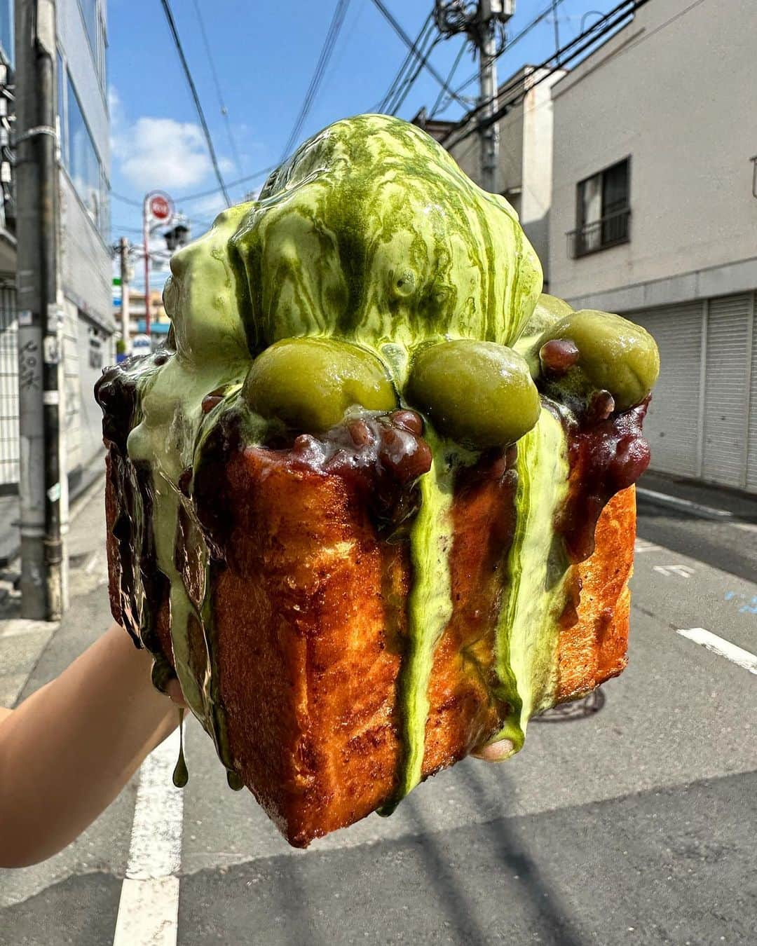 Coffee & Toast Tokyoのインスタグラム：「"ぷるるん" 抹茶の白玉ぱん！ 💚💚💚💚💚💚💚💚💚  “Come, let us have some green tea and continue to talk about happy things.”  バターしみしみのパンに抹茶アイスと抹茶の白玉。  ぷるるんとした、ほろ苦な抹茶の白玉、優しい甘さのあんこをバターのコクを感じるパンの組み合わせ、たまらんです😋😋😋  . . . .  #ぷるるん抹茶の白玉ぱん #ぷるるん  #抹茶スイーツ  #抹茶 #matcha  #白玉  #あんこ  #あんバター  #matchalover  #matchagreentea  #ほろ苦  #green  #greentea  #三軒茶屋ランチ  #世田谷線カフェ  #パンスタグラム  #東京カフェ  #三軒茶屋カフェ #三軒茶屋  #パン #三茶カフェ  #三茶 #田園都市線カフェ #コーヒーアンドトースト  #coffeeandtoast #foodie #foodielife #お茶  #🍵」