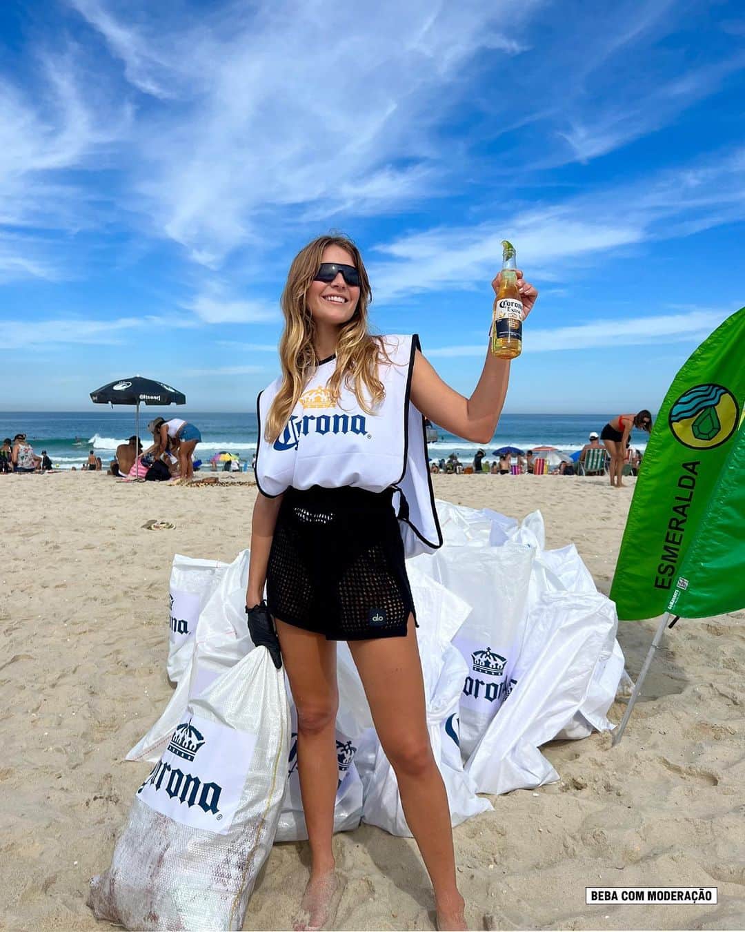 イザベラ・サントーニのインスタグラム：「A @isabellasantoni já sabe: a gente precisa cuidar muito bem das nossas praias. E quando fazemos a limpeza juntos fica melhor ainda. Vem acompanhar de pertinho como foi esse trabalho em conjunto 💛 #CoronaNaWSL *Beba Com Moderação」