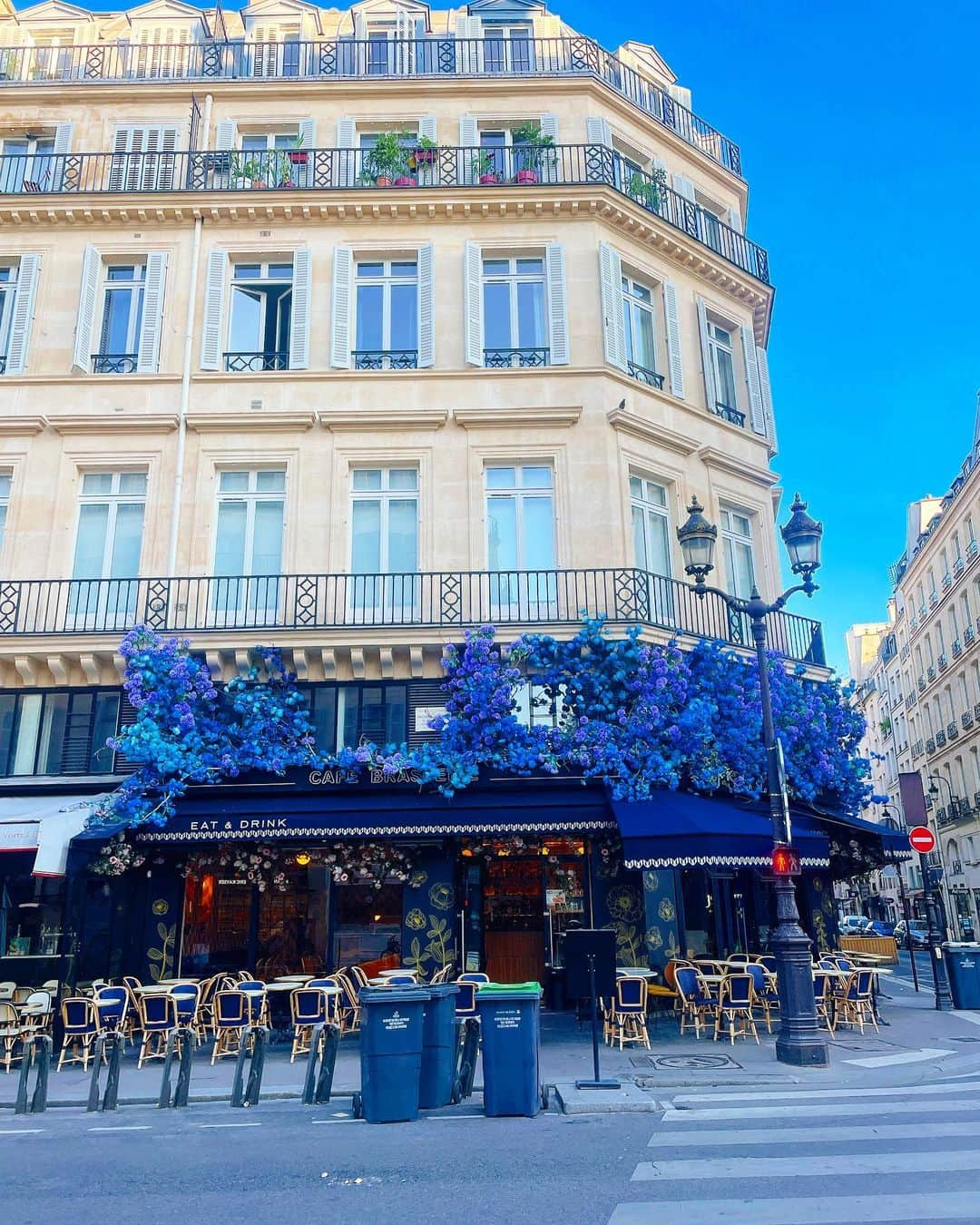 里井真由美さんのインスタグラム写真 - (里井真由美Instagram)「✈️ゆかたでParis 〜🇫🇷世界のカフェ事情 探求中〜  パリのカフェは店頭からお花がいっぱい💙 緑も多くて、日々の自然をナチュラルに取り入れるセンス素敵。  お花の飾り方、勉強になる💙💙  日本でも店内でお花やグリーンを取り入れてるお店多いですし、  今なら日本も紫陽花、ひまわり、初夏から夏のお花とヌン活やスイーツ流行ってます  今年は「お花」がキーワード。 そしてスイーツでは「フルーツ」との掛け合わせがやっぱり皆んなの気持ちを明るくしてくれる🩷💛🧡🩵  2023年の始まりに、 メディアサイト ufu. 編集長と対談させて頂き、今年注目のキーワードをお話しさせて頂いたのですが、  食べるエディブルフラワーだけのことではなく、  「気持ちがパッと明るくなる」⤴️⤴️ お花や樹々、自然のチカラは大きいのです  @ufu.sweets  @cream_taro   日本では、 来年2024年もきっと人気高まりますよ〜  。。。  パリの画像は2022年バージョン  後半2枚は、 最近行って、2023年7月も行ける お花テーマのヌン活お店さん画像です  @grandhyatttokyo  @hautecouturecafe_official   。。。。  6月もあっという間に最後の日曜 は、は、はやすぎる〜🤣💦  楽しみましょうね🇯🇵🤍  。。。  #ゆかた女子 #ゆかた#ゆかたヘア #着物#着物女子 #japanesegirl #paris#世界でヌン活#ゆかたでヌン活#ゆかたヘア #🇫🇷#トリコロール#フランス#里井真由美#フードジャーナリスト里井真由美 #お花#ufu」6月25日 9時20分 - mayumi.satoi