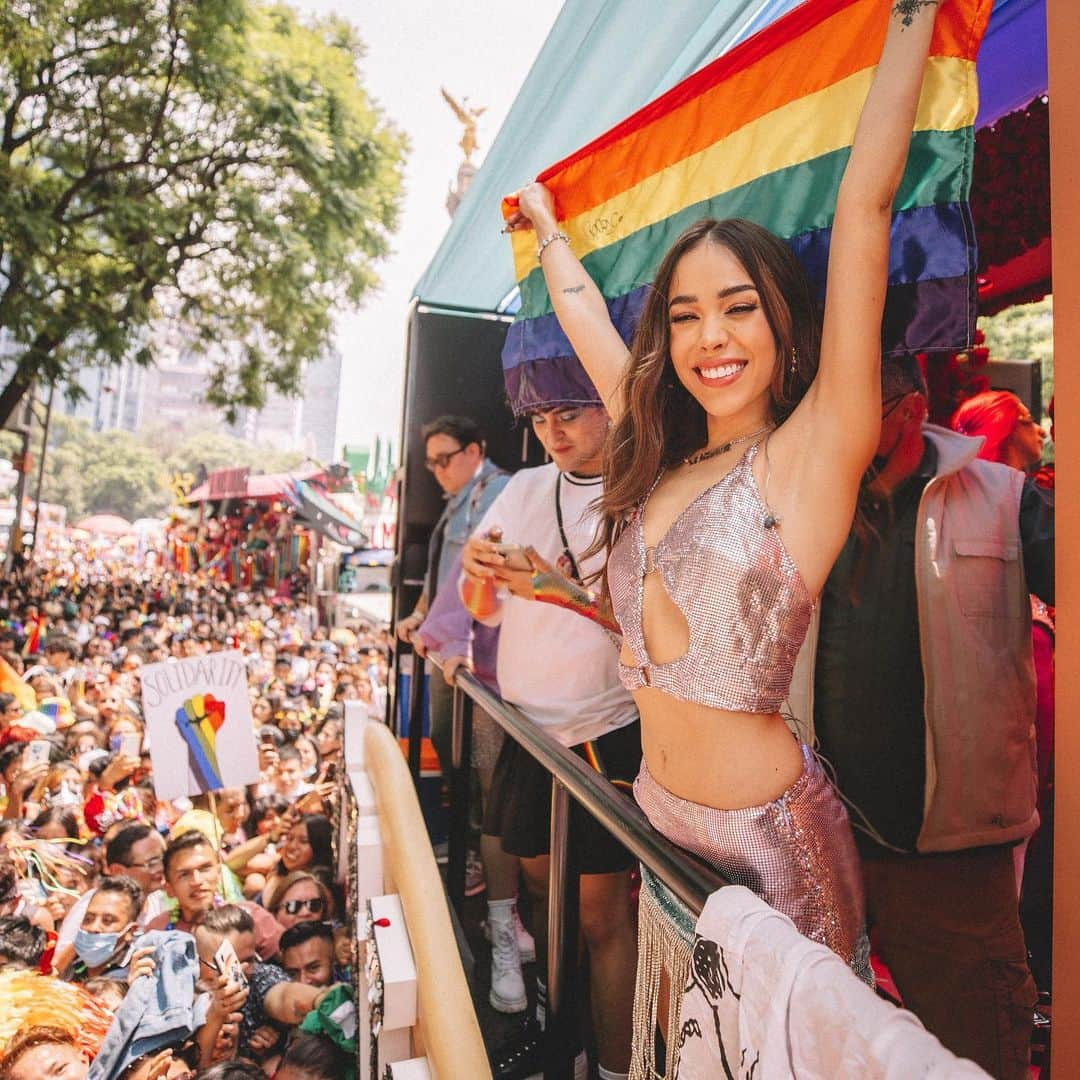 Danna Paolaさんのインスタグラム写真 - (Danna PaolaInstagram)「HAPPY #pride 🏳️‍🌈✨ A TOD@S! Que la vida nos siga iluminando de color el alma y el corazón, con la mirada en alto, de la mano juntxs y brillar con mucho orgullo y mucha fuerza un año + con respeto y amor, falta camino x recorrer y seguir evolucionando, pero lo estamos logrando ✨LXS AMO!✨」6月25日 9時20分 - dannapaola