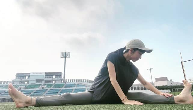 新井利佳さんのインスタグラム写真 - (新井利佳Instagram)「もう少しで焼き肉🍖🌞🏟️🧘🙆🏻‍♀️ （自分が…）  暑かったけど…  朝早くから沢山の方々に来ていただき ありがとうございました😊  「気持ちよかった」 と、最後に声をかけてくださる方が沢山居て、 スタジアムの開放感は特別な物がありますよね！  今年のスタジアムでのMorning Yogaも 私の担当は来週最後となります。  一緒に動きましょう！  ⏰8:00～8:45（7:40受付開始）  ◇担当日程 7月2日（日）  お申込・詳細👇 kawasaki-fujimi.com/info/2023/0320…  #朝ヨガ #朝活 #外ヨガ #青空ヨガ #morningyoga   #yoga #outsideyoga #yogapractice #bluesky #relaxtime #瑜伽課 #晴天 #瑜伽班 #紓解壓力 #放鬆心情 #ヨガクラス #青空ヨガ #スタジアムヨガ #morningyoga #朝ヨガ #富士通スタジアム川崎 #リラックスヨガ #川崎市」6月25日 9時25分 - rika.arai