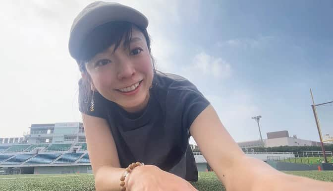 新井利佳のインスタグラム：「もう少しで焼き肉🍖🌞🏟️🧘🙆🏻‍♀️ （自分が…）  暑かったけど…  朝早くから沢山の方々に来ていただき ありがとうございました😊  「気持ちよかった」 と、最後に声をかけてくださる方が沢山居て、 スタジアムの開放感は特別な物がありますよね！  今年のスタジアムでのMorning Yogaも 私の担当は来週最後となります。  一緒に動きましょう！  ⏰8:00～8:45（7:40受付開始）  ◇担当日程 7月2日（日）  お申込・詳細👇 kawasaki-fujimi.com/info/2023/0320…  #朝ヨガ #朝活 #外ヨガ #青空ヨガ #morningyoga   #yoga #outsideyoga #yogapractice #bluesky #relaxtime #瑜伽課 #晴天 #瑜伽班 #紓解壓力 #放鬆心情 #ヨガクラス #青空ヨガ #スタジアムヨガ #morningyoga #朝ヨガ #富士通スタジアム川崎 #リラックスヨガ #川崎市」