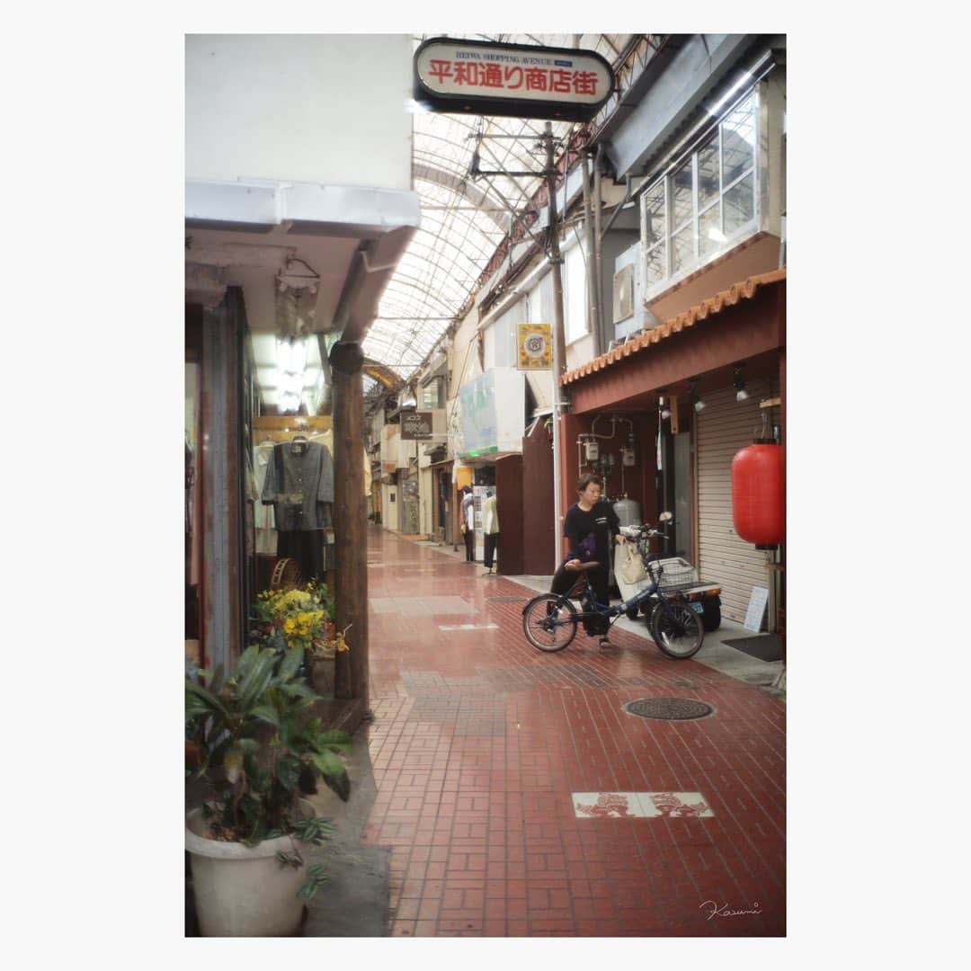 花澄のインスタグラム：「那覇スナップ。  Leica M10-P summilux 35mm f1.4 2nd  #leica#leicam10p#summilux#summilux35#summilux35mm2nd#oldlens#オールドレンズ#tokyo#japan#oldlens_tokyo#花澄#kazumiphotography#那覇」