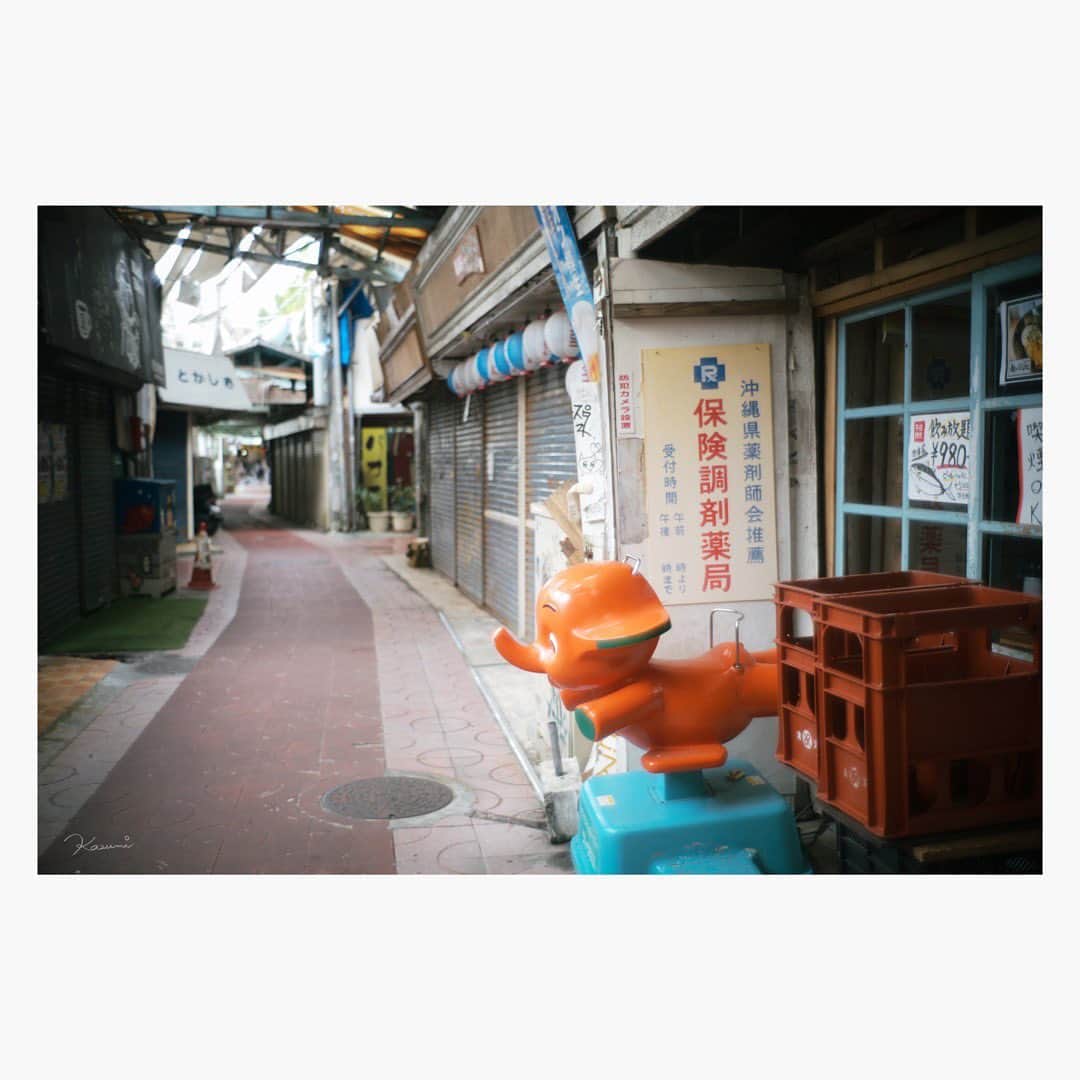 花澄のインスタグラム：「那覇スナップ。  Leica M10-P summilux 35mm f1.4 2nd  #leica#leicam10p#summilux#summilux35#summilux35mm2nd#oldlens#オールドレンズ#tokyo#japan#oldlens_tokyo#花澄#kazumiphotography#那覇」