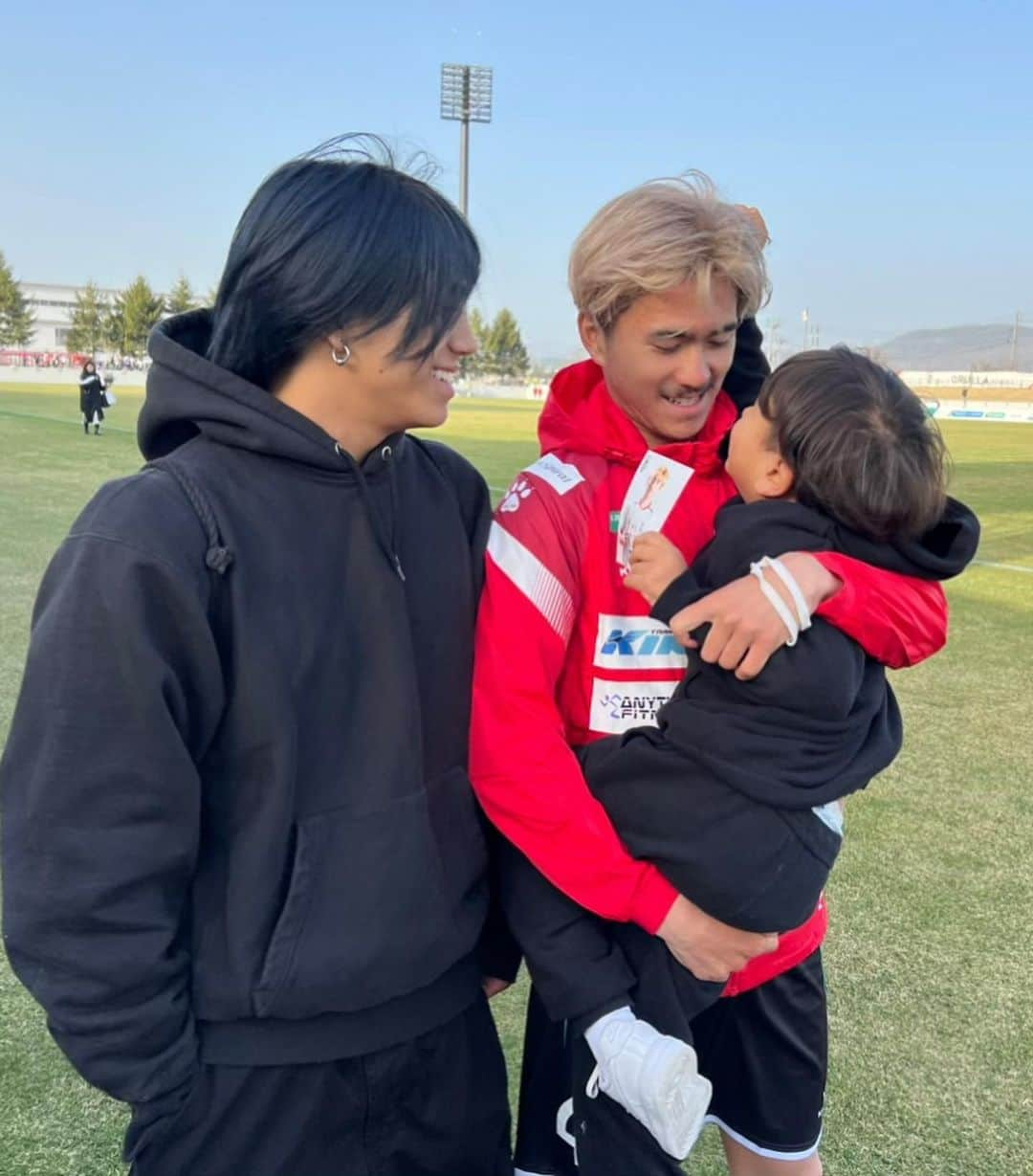 MALIAさんのインスタグラム写真 - (MALIAInstagram)「開幕戦のおもいで⚽️🤍💭 (もぅあれから3ヶ月とか信じられない‼︎)  #Playerescort #エスコートキッズ  にぃにと手を繋いで歩いて入場‼︎の予定が 直前の声出し(気合い入れてた選手たち)に ビビり倒した結果抱っこ入場になりましたが お写真Timeになった瞬間にこにこ♥️💯  #にこにこポコちゃん👶🏼 #Maliafam♥️ #初岩手 #盛岡 #冷麺 #食べたよ🫶🏽 #新保海鈴 #選手 #応援してます📣🔥⚽️」6月25日 9時34分 - maliarehman