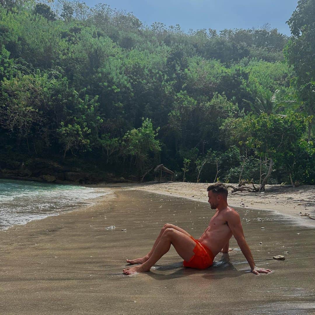 のインスタグラム：「Muchas cosas me hacen feliz , y conectarme con la naturaleza es una de esas! 🌴🌊」
