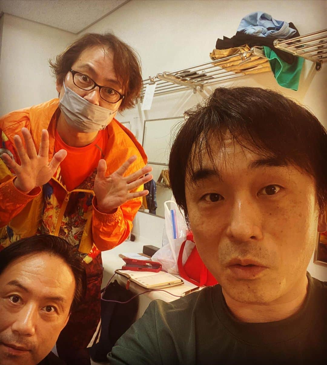 関智一のインスタグラム：「本日も劇場で13時から&18時からの2公演  当日券ありまくりなので、もし奇跡的にお時間ある方、ふらりと劇場に遊びに来ませんか？  アニメのアフレコを題材にしたコメディが見られますよ😊  是非、僕らを助けに来て下さい🙇」