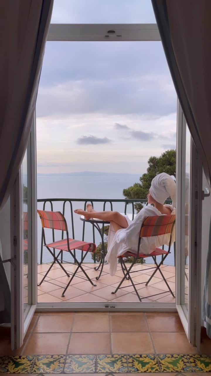 長谷川潤のインスタグラム：「Summer in Capri with @loropiana 😉☀️  #LoroPiana #LoroPianaResort #BlossomBag  #ロロピアーナ」