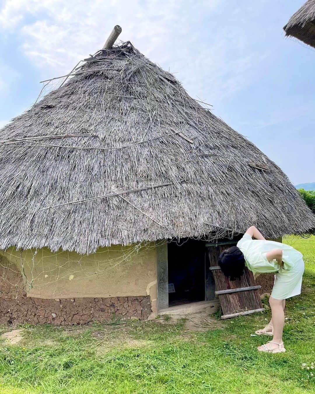 森マリアのインスタグラム：「壱岐④ 弥生時代のだれかのおうち🏠  魏志倭人伝にも出てくる壱岐は、朝鮮との貿易の地としての記録が残っていて、ギネス世界記憶遺産にも認定されてるんだって！  #壱岐 #原の辻遺跡#旅日記」