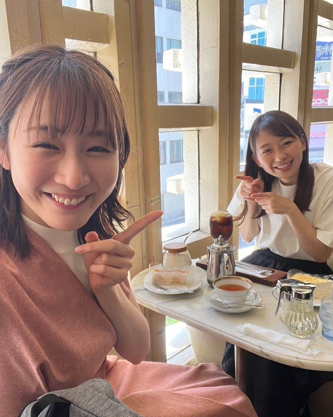 フジテレビアナウンサーのインスタグラム：「. 入社2年目の岸本理沙です！  先日小室アナウンサーと一緒に ランチに行ってきました〜！ お寿司🍣を食べてからカフェに移動して ケーキを食べて…🍰  とにかく食べまくって話しまくって 日頃の疲れをリフレッシュ！ できた1日でした☺️  #きょうのフジアナ #岸本理沙 #小室瑛莉子 #フジテレビアナウンサー」
