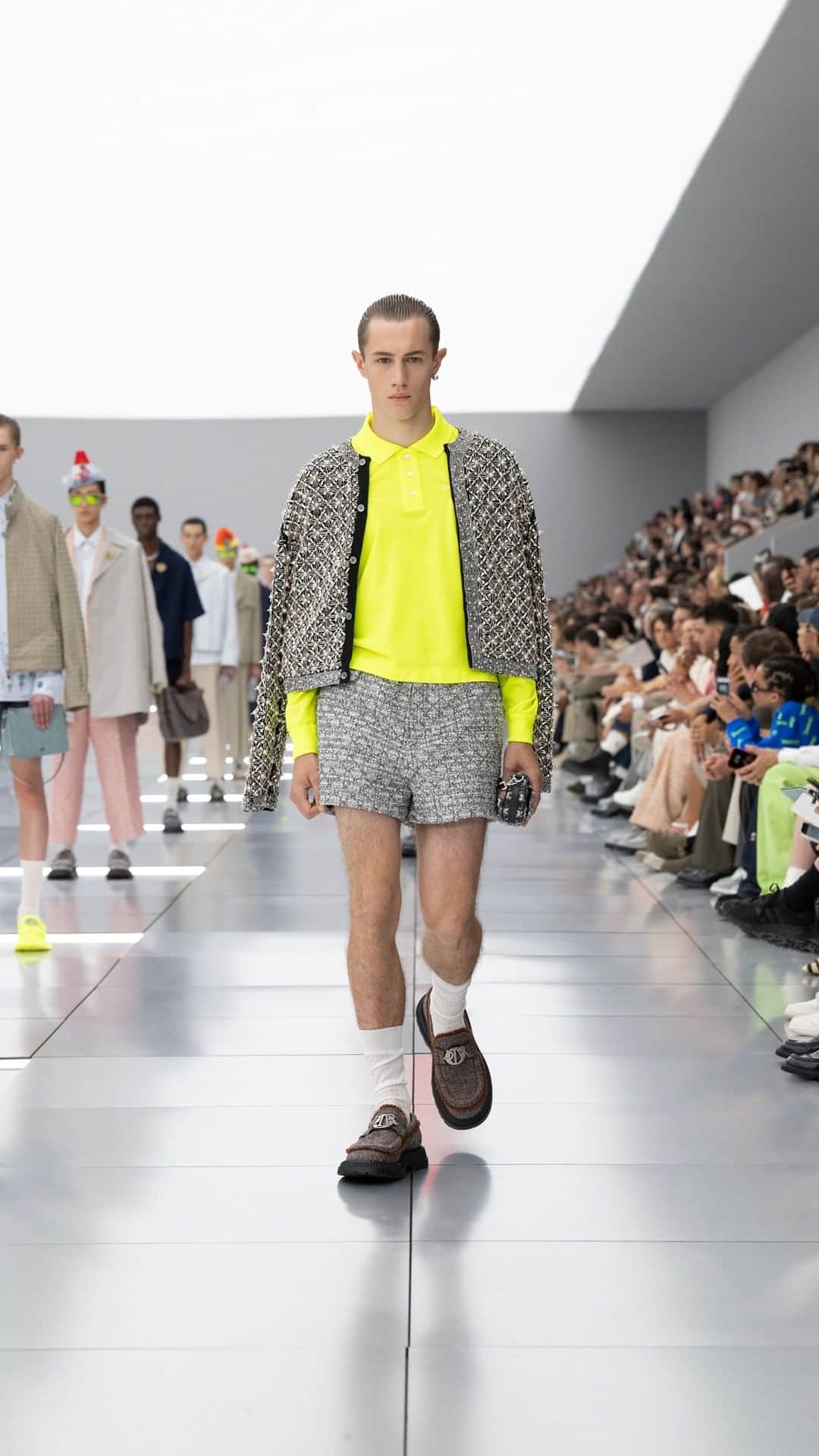 のインスタグラム：「Against the clinical white backdrop, the evidence of color revealed in the #DiorSummer24 show by @MrKimJones ranged from classic monochromes and a subtle interplay of shades in textured tweeds to the unmissable shots of zesty fluorescent and electric colors in pieces including bags and polo shirts, as well as the hats by @StephenJonesMillinery in collaboration with the artist @CecileFeilchenfeldt.」