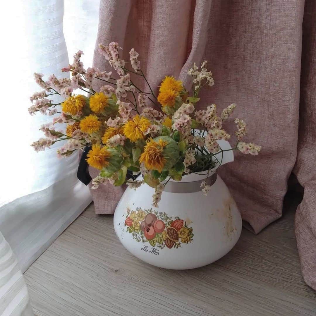アーキ ホームライフのインスタグラム：「こんにちは、イエステーション福知山店の宮堂です😆🍎  私は最近お花をお家に飾っています！ 空間が華やかになるうえに、気持ちも穏やかになる気がします🌼  今後もお花を飾れるような、気持ちに余裕を持てるような暮らしを心がけたいです🌈  そして、これまで愛用していた花瓶が割れてしまったので、またお気に入りの花瓶を見つけられたらいいな🫧と思っています…  みなさんもぜひ、お家にお花を置いてみてください〜💐  #アーキホーム #ホームライフ #住まい #暮らし #空間デザイン #インテリア #花瓶 #花 #新築 #注文住宅」