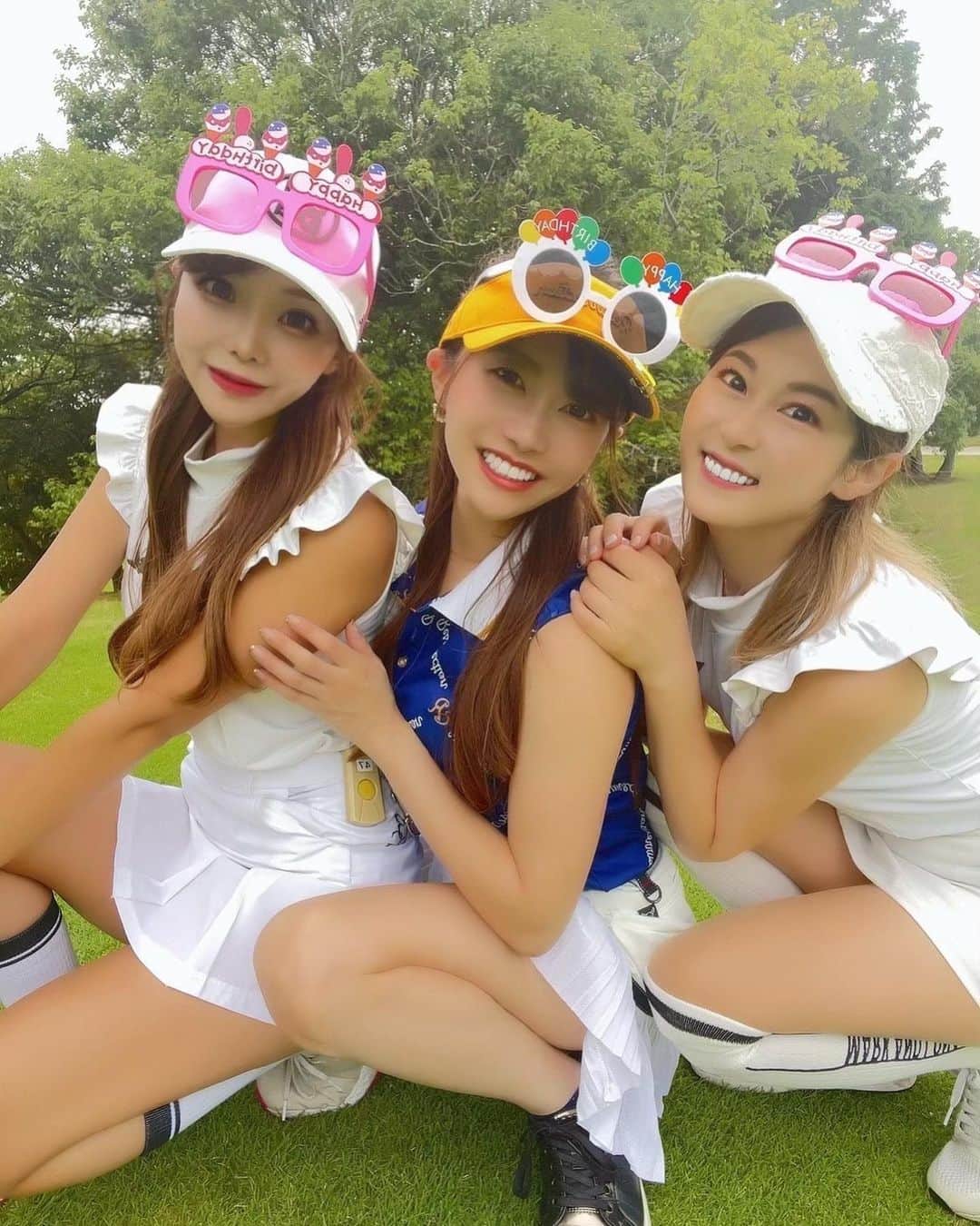 のインスタグラム：「本日は👼大好きなゆうりちゃん　@yuuri.golf  のお誕生日です🎂🌈　 という事で  1年間でたくさんのメーカーのお揃いのをしてラウンド楽しんだので、写真パレード📷♡  初めての方へ ゆーりたんについて👼 ①永遠の22歳(♾️) ②外資系勤務のバリキャリ👩出来る女(尊敬) ③元陸上部(ゴルフ中にもガチ垣間見えます) ④好物は肉、寿司(特にウニ) ⑤恋愛は草食系(トリセツは私が) ⑥インスタでは笑顔が最高でみんなに元気を与えています🌻  ゆーりたんがパター決まった時に、 左手を元気にピーんって上げる癖があるんだけど🤩それが可愛くて愛おしいです❤️❤️  @yuuri.golf   今年も一緒にラウンドに遊びに出かけたい⛳️22歳おめでとー🎂❤️  #ゴルフ女子　#ゴルフ　#ゴルフ男子#ゴルフ動画 #ゴルフ好きと繋がりたい #ゴルフウエア　#ゴルフコーデ　#ゴルフ好き #ゴルフ上手くなりたい　#ゴルフファッション #ゴルフ女子コーデ　#おそろコーデ #golf #golfer #golflife #golfgirs」