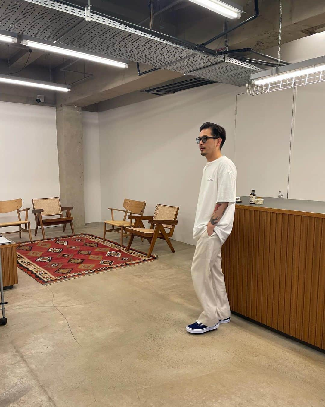 馬場一馬さんのインスタグラム写真 - (馬場一馬Instagram)「salon work fashion t shirt @stilllights_  pants @auralee_tokyo  shoes @vans  eyewear @kearny_eyewear  #stilllights」6月25日 10時07分 - babakazuma