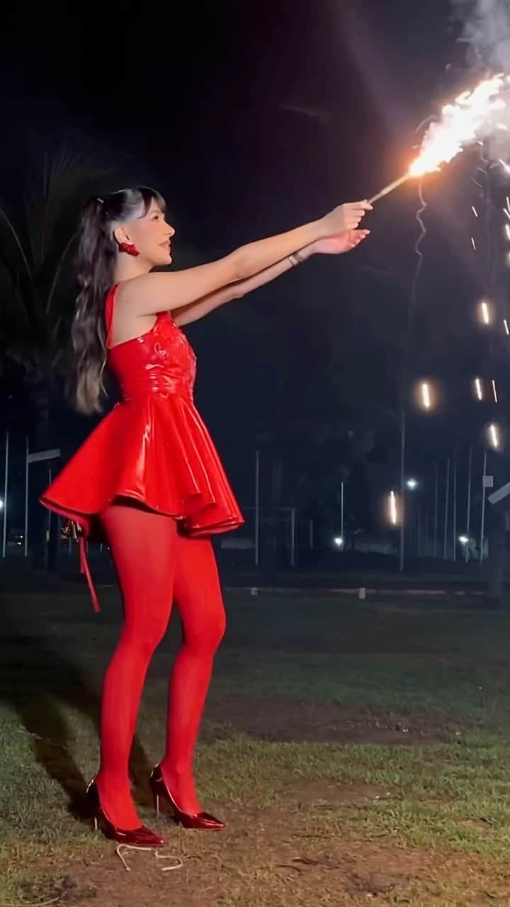 Gabriela Salesのインスタグラム：「Foi aqui que chamaram a maçã do amor??? ❤️🍎 Arraiá Rica’s Faca!!! ❤️❤️🍎🍎  Look @fawkeslab  Vídeo @bettosm」