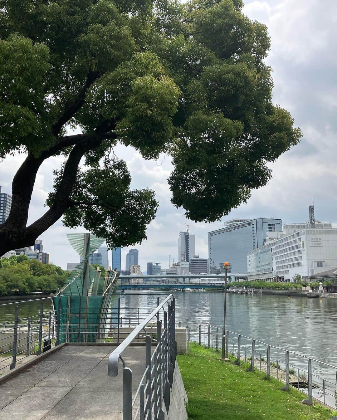 竹本健一さんのインスタグラム写真 - (竹本健一Instagram)「昨日は大阪。 札幌、名古屋、大阪ときて ライブって同じものはやっぱりないんやなって感じる、いいツアーになっております。CHARAさんの、simple city tour  日頃走ってないから、 ツアー中に走るパティーン、 心斎橋から中之島ぐるりと走って来たよ。  久しぶりに高校の友達や、シネマのジュニアさんとビンちゃんにも会えて、いい日でした。  今日は岡山！ どこを目指そうかな。  そしていいライブにしよう。」6月25日 10時11分 - takemotokenichi