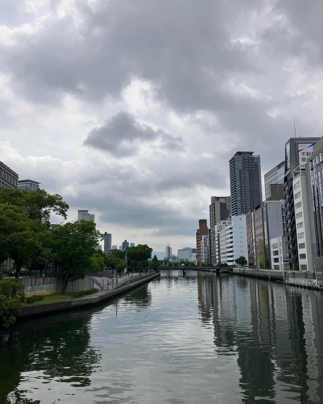 竹本健一のインスタグラム：「昨日は大阪。 札幌、名古屋、大阪ときて ライブって同じものはやっぱりないんやなって感じる、いいツアーになっております。CHARAさんの、simple city tour  日頃走ってないから、 ツアー中に走るパティーン、 心斎橋から中之島ぐるりと走って来たよ。  久しぶりに高校の友達や、シネマのジュニアさんとビンちゃんにも会えて、いい日でした。  今日は岡山！ どこを目指そうかな。  そしていいライブにしよう。」
