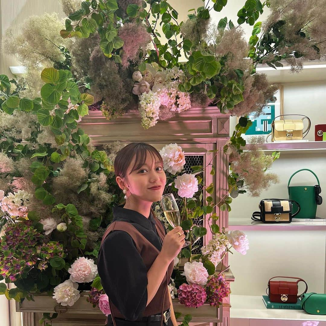 萩原舞さんのインスタグラム写真 - (萩原舞Instagram)「先日75周年を迎えた @longchamp とfoxcoさんの イベントへご招待いただき行ってきました💐 ⁡ イベントでは 様々なアパレルグッズが展示されていたのですが どれも高級感があって鮮やかで可愛かったです。 ⁡ ブラウンのコインバックに合わせた コーデで行きました🤎  そして、 @foxco_kaori さんのイラストもすごく可愛くてとても素敵でした...✨ 書き下ろされたイラストのお話を聞いてワクワクしたし、パリに行きたい欲が増しました。 ⁡ パリには以前お仕事で何度か行ったことがあり 新婚旅行もフランスにするかとても悩んだくらい だいすきな国なので、いつかこのバックを持って パリの街を歩きたいなと思いました🇫🇷 ⁡ #Langchamp  #ロンシャン #longchampfw23  #ad」6月25日 10時22分 - mai_hagiwara_22462