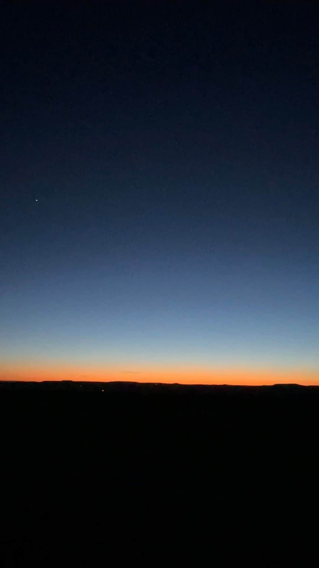 川島幸美のインスタグラム：「Navajoの街PageからMonument valleyへ移動中のSunset ✨ 残光に照らされるグラデーションに星が瞬き出す瞬間に包まれて、360℃地平線の中を走り抜ける。  街から街へ5〜7時間くらい... この5日間毎日ホテルに着くのは12時近くで、 食事もままならないけど、広大な大地と自然を感じながら、 LA〜Las Vegas〜Grand Circleを走る旅の感動と発見は何物にも変えられないプレシャスな時間...✨  "素晴らしいこと夢見て、それを行動に移せ" （ ナバホ族格言 ）」