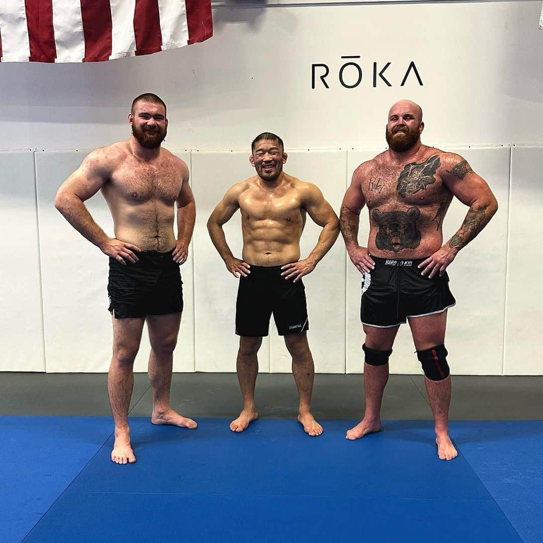 石井慧のインスタグラム：「I have to figure out that how to getting taller, bigger and how to open the eyes..😂 I don’t think that @ways2well could help last one😂 Always good rounds with @jiujitsugiant @mobility_monster74」