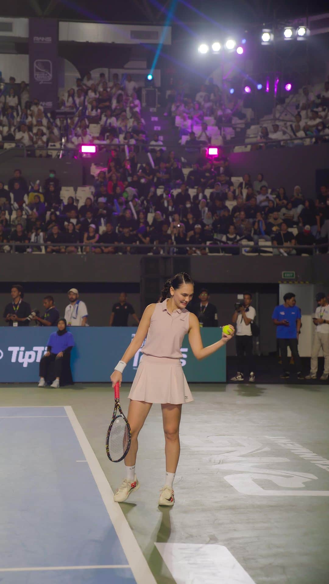 ルナ・マヤのインスタグラム：「Yeay!! Finally menang guys, terima kasih ya untuk semua yang udah dukung tim #LunaNia ❤️  Nah, ini dia rahasia aku bisa tetap fit di Lagi Lagi Tenis.. Pastinya Propoelix™️ dong!   Yuk, kesehatan kamu juga biar tetap fit dengan Propoelix™️🥰」