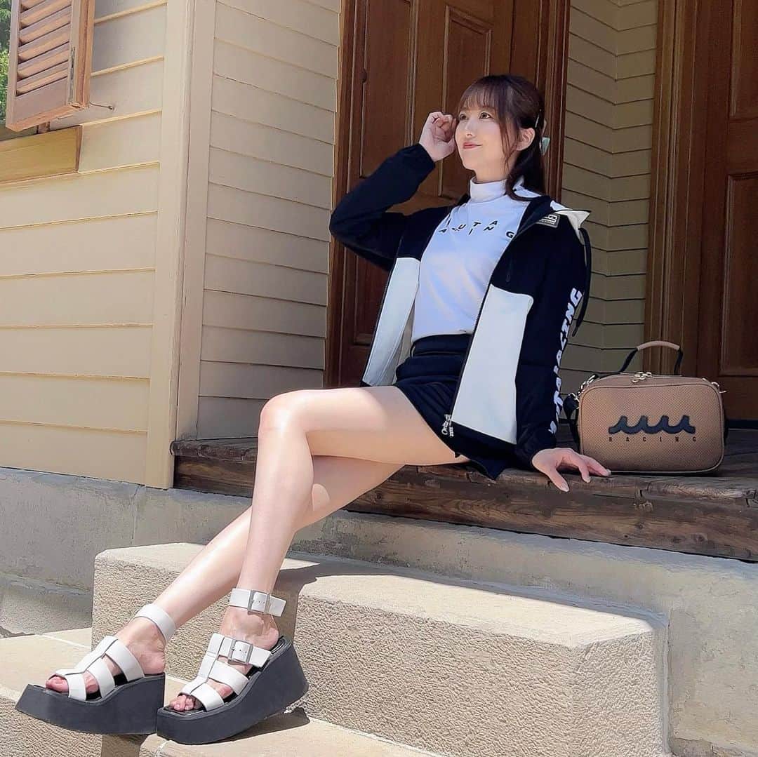 のインスタグラム：「🖤🤍🖤  梅雨明けまだかな💭  mutaコーデと今年買ったサンダル合わせるのが最近のお気に入り😎  . . @mutaracing_wear  @muta_racing  @muta__official  . . #muta #mutaracing #mutamarine #mutamarinegolf #instafashion #ootd #racequeen #model #selfie #portrait #japanesegirl #レースクイーン #モデル #ロングヘア #ハーフアップ #高身長女子 #夏 #サンダル #패션 #오오티디」
