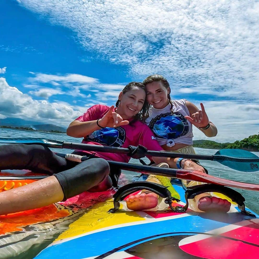 アラナ・ニコルズのインスタグラム：「Happy #olympicparalympicday !!!   Well yesterday💁🏻‍♀️ I would have posted but I was surfing in the first ever final for the Costa Rica Adaptive Surfing pro!!   The sport of adaptive surfing is making BIG moves like the ocean and we have high hopes for inclusion into @la28games   Thanks to local organizations like @surfadaptadocr @stokeforlife and @hi5sfoundation we are growing this sport one surfer at a time…it’s definitely something to celebrate!!  #olympics #paralympics #adaptivesurfing  Pic: @cassieeckroth」