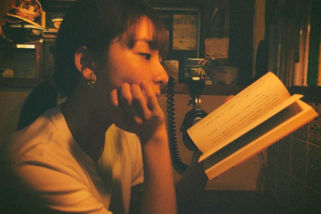平祐奈のインスタグラム：「☕️🐏🤎 本は声に出して読む派です 台本も。 小学生の頃、音読の時間好きだったなぁ」